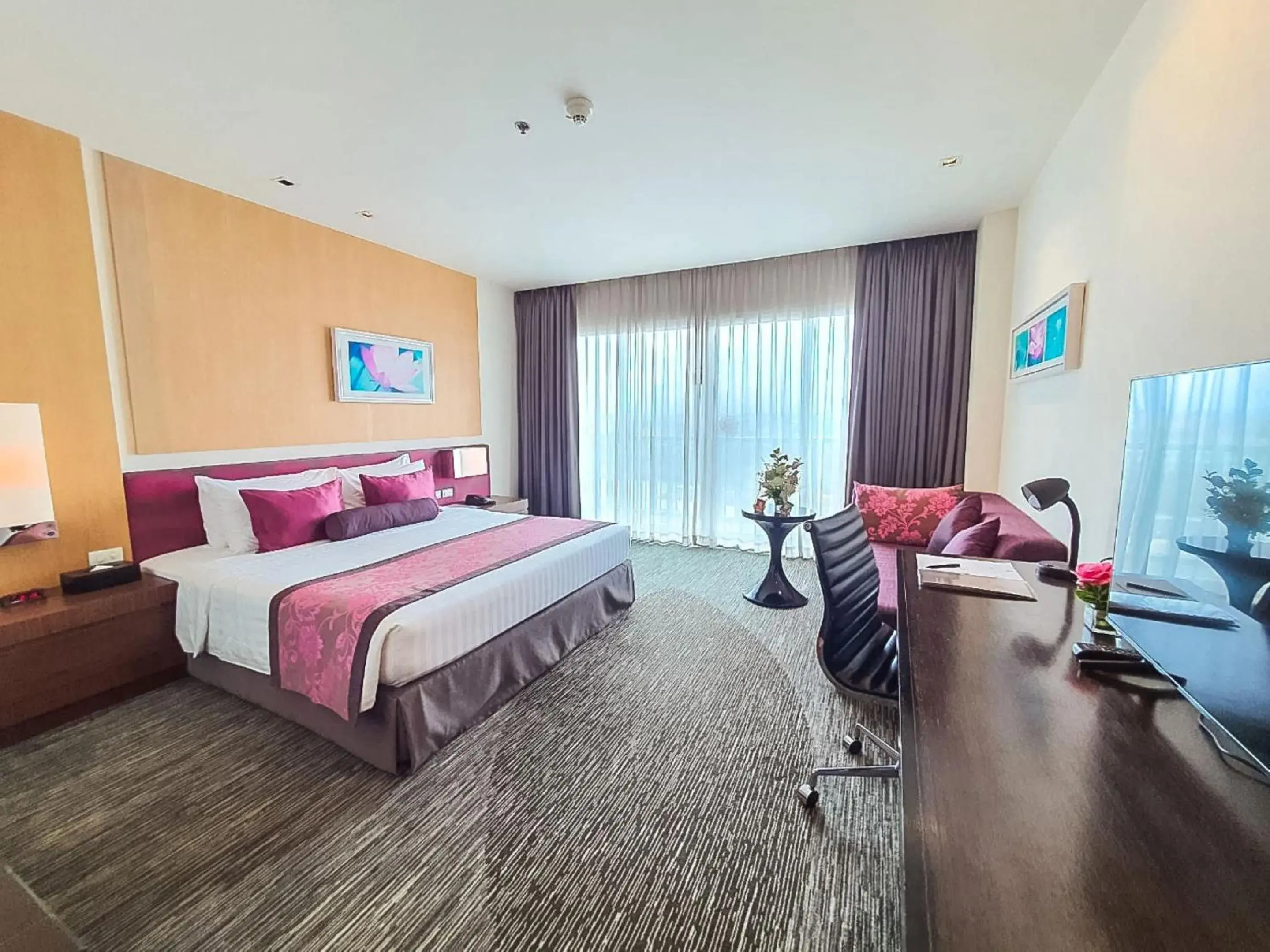 Deluxe Plus King Room with Balcony in Amaranth Suvarnabhumi Hotel - Free Suvarnabhumi Airport Shuttle Deluxe Plus King Room with Balcony in Amaranth Suvarnabhumi Hotel - Free Suvarnabhumi Airport Shuttle
