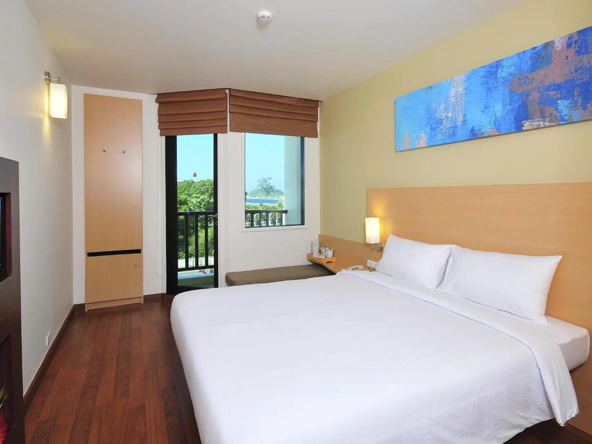 Bed in Ibis Phuket Kata