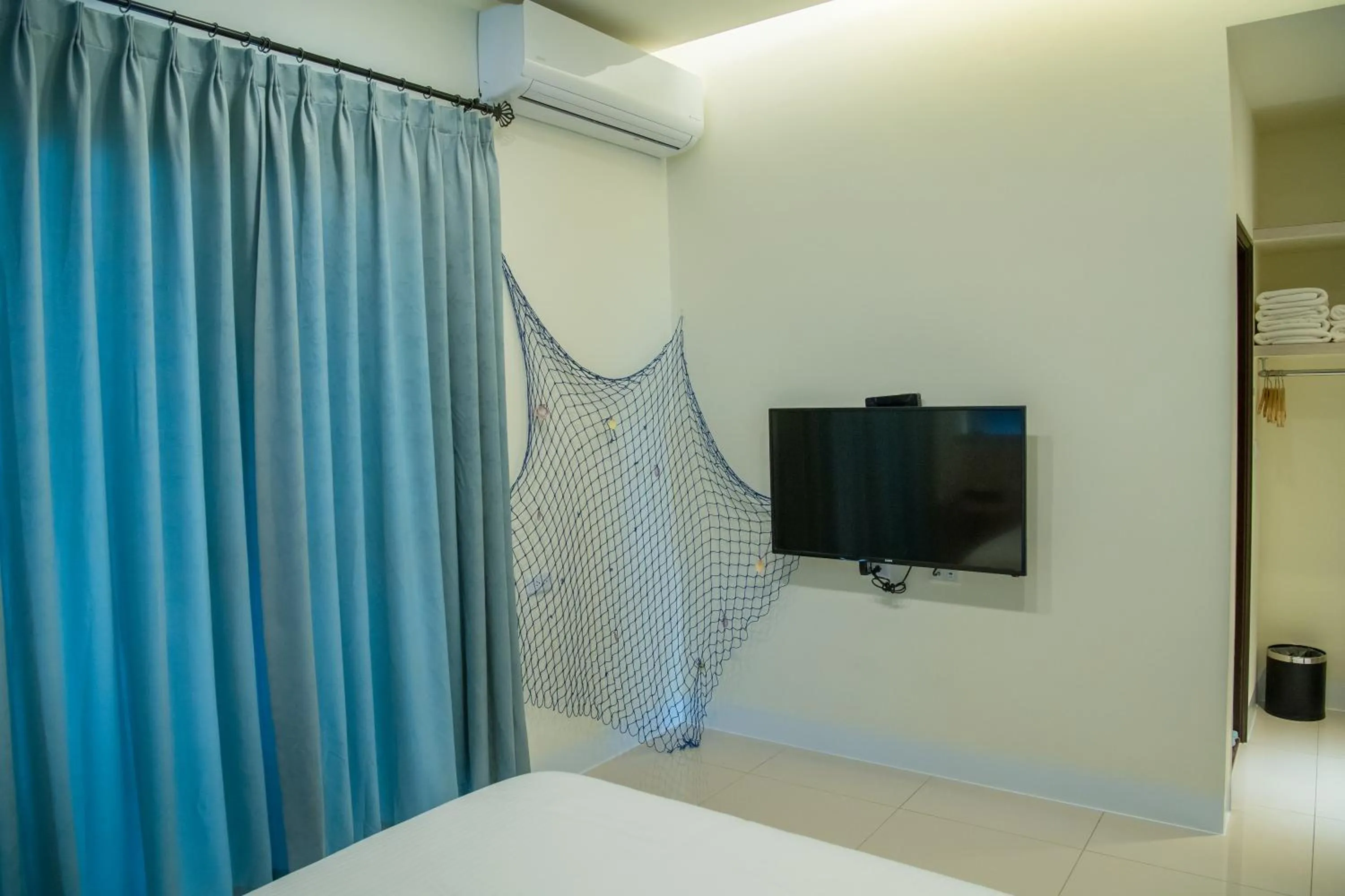 Photo of the whole room, Bed in Mysig