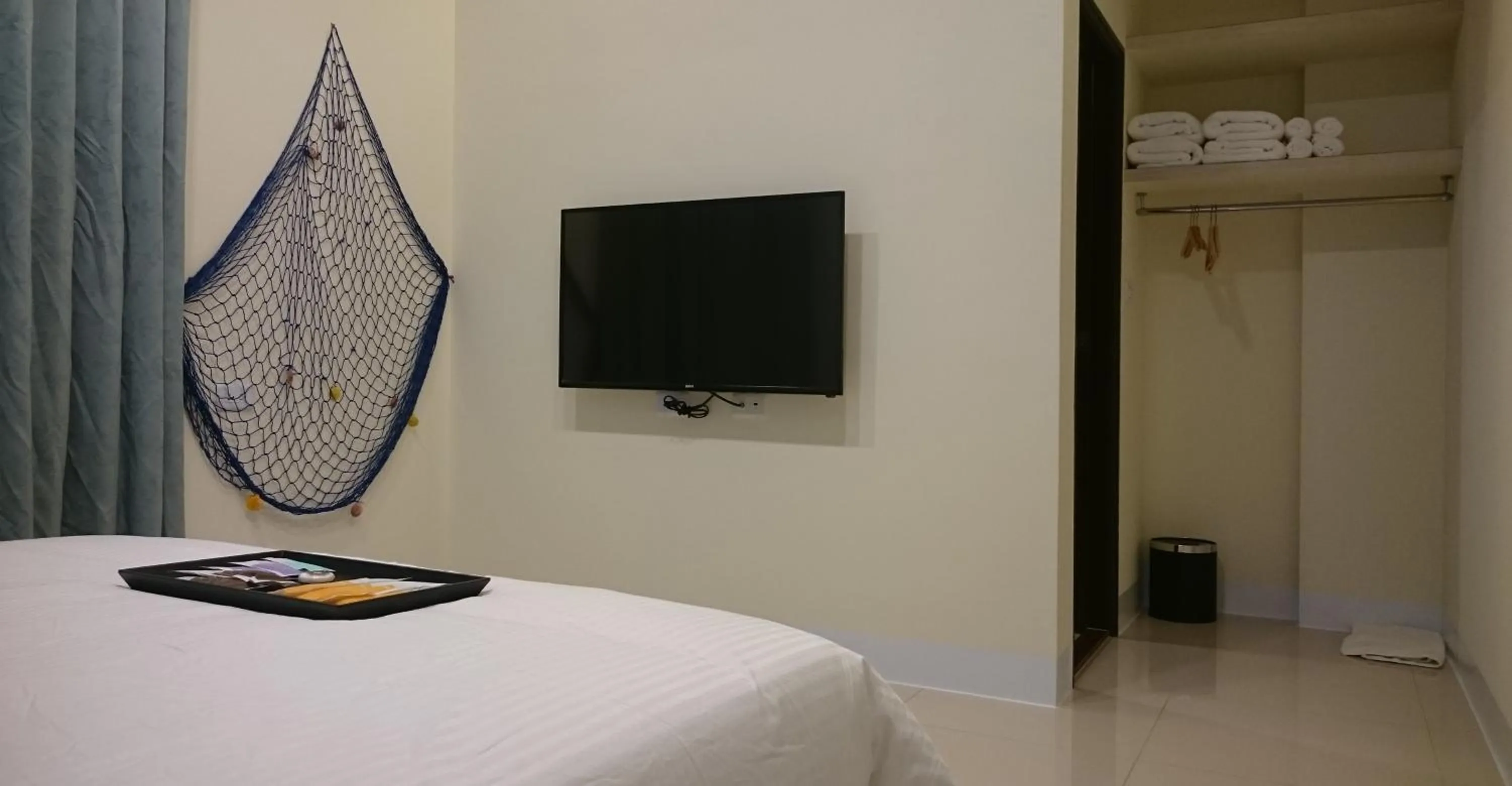 Photo of the whole room, Bed in Mysig