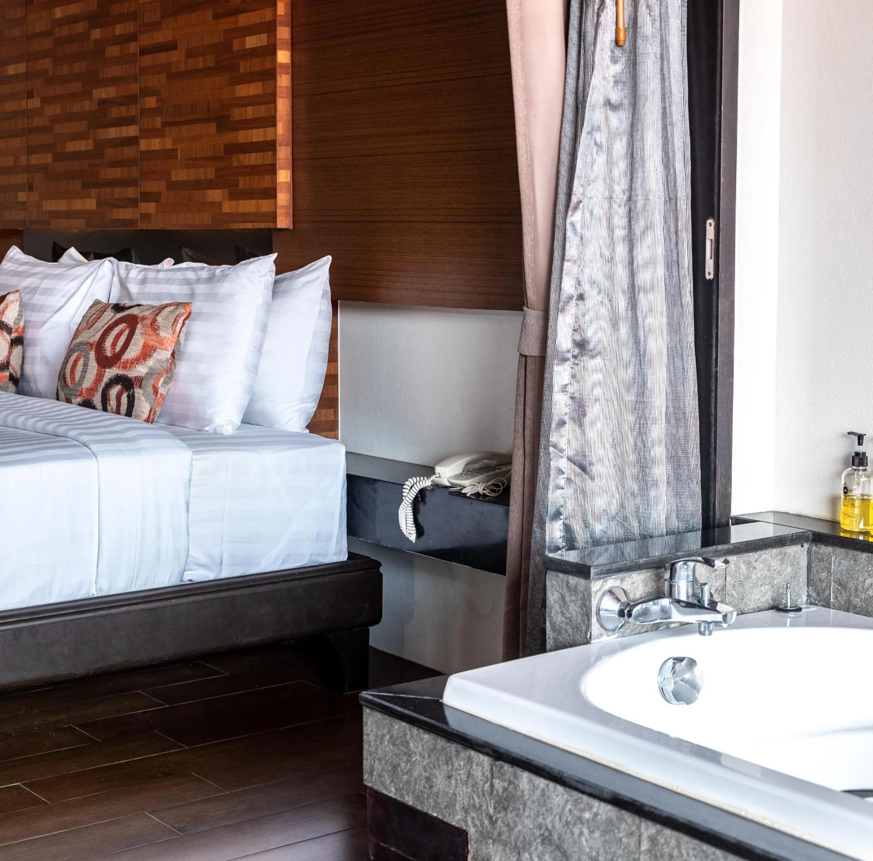 Photo of the whole room, Bed in Am Samui Palace