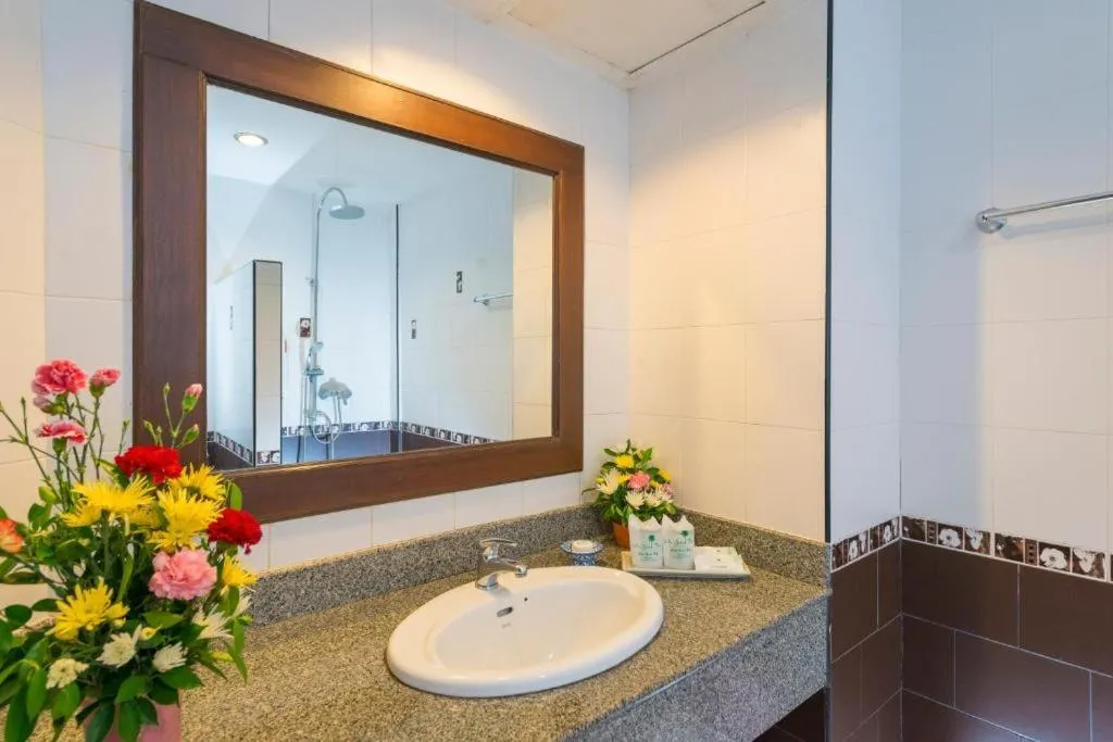 Shower in Am Samui Palace