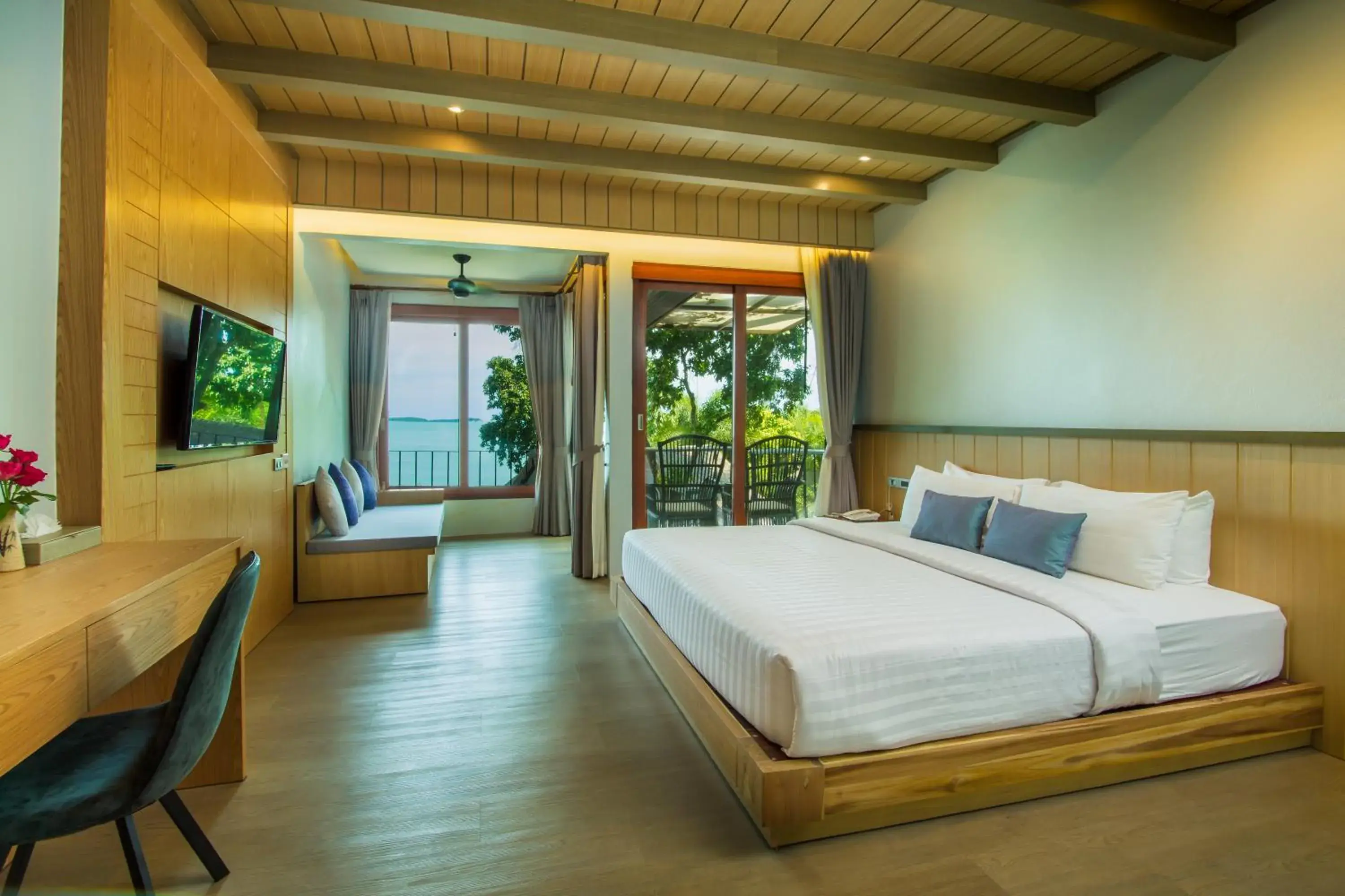 TV and multimedia, Bed in Coral Cliff Beach Resort Samui - SHA Plus TV and multimedia, Bed in Coral Cliff Beach Resort Samui - SHA Plus