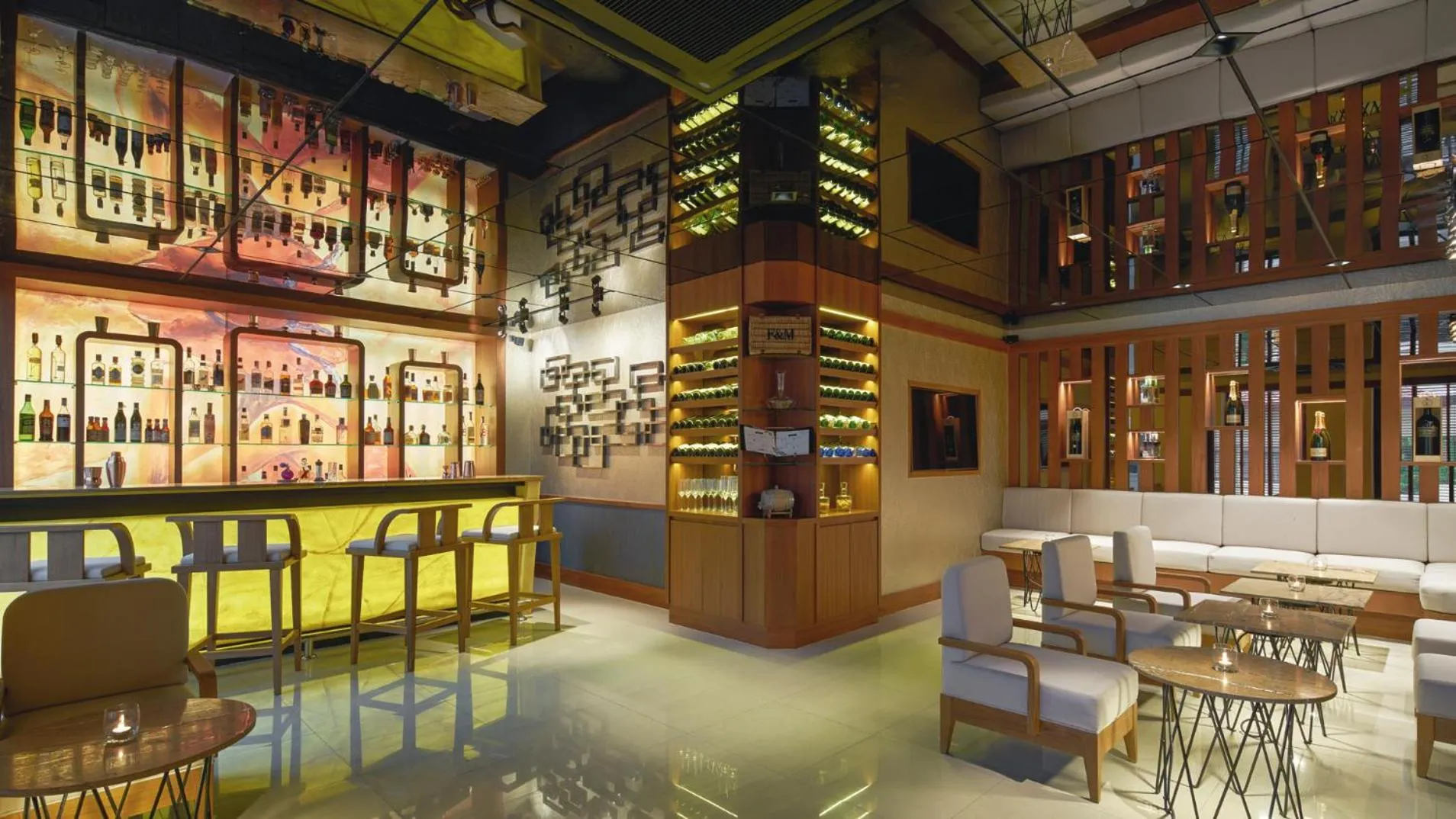 Lounge or bar in Mövenpick Resort Bangtao Beach Phuket