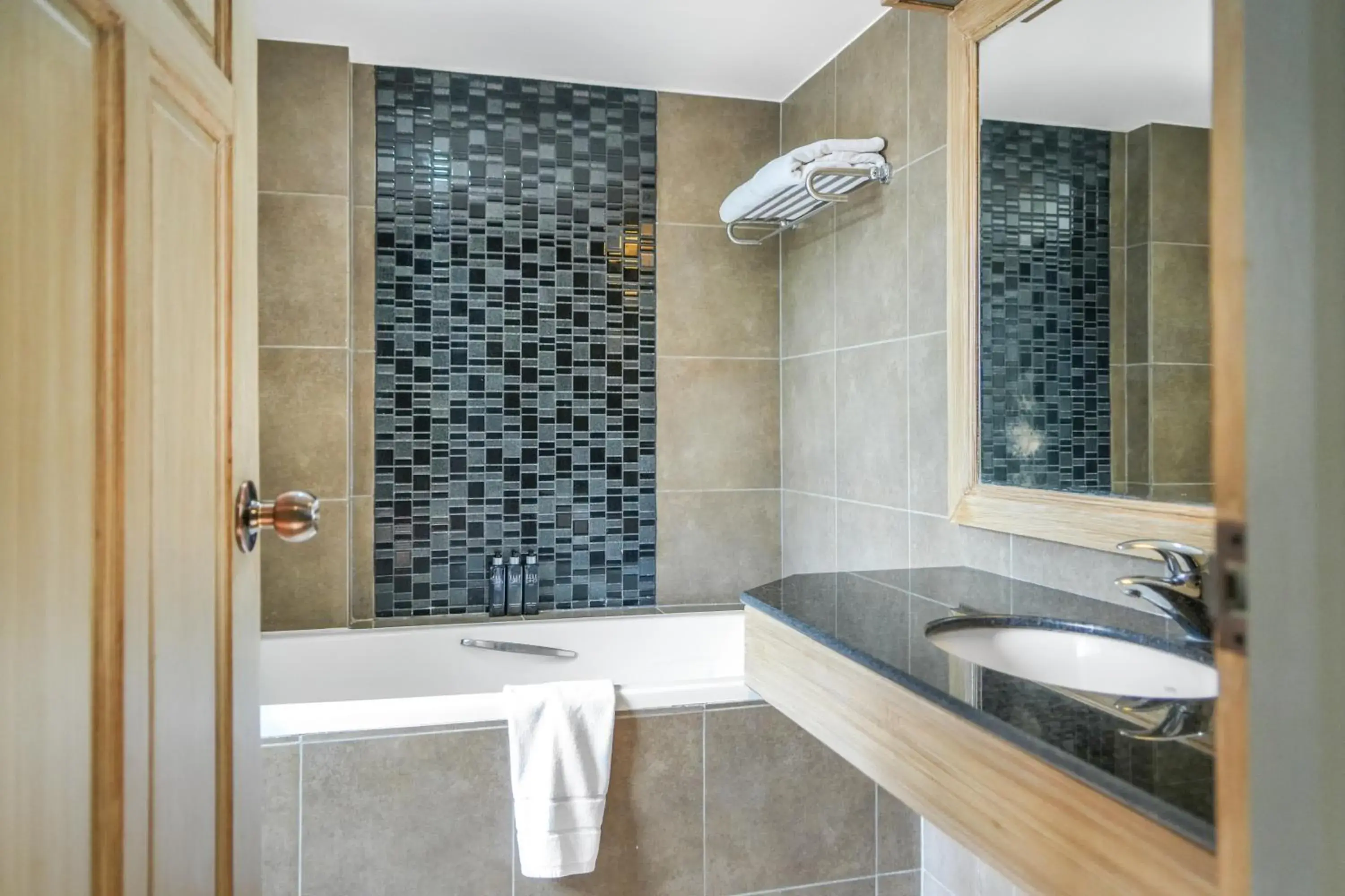 Nora LakeView Nora LakeView