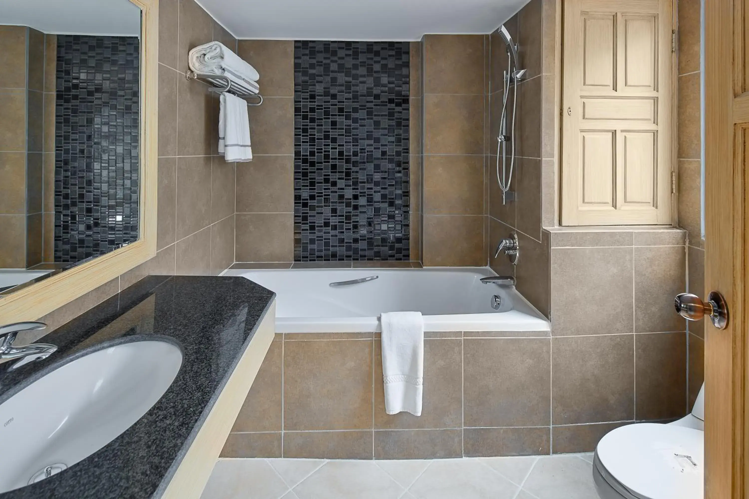 Nora LakeView Nora LakeView