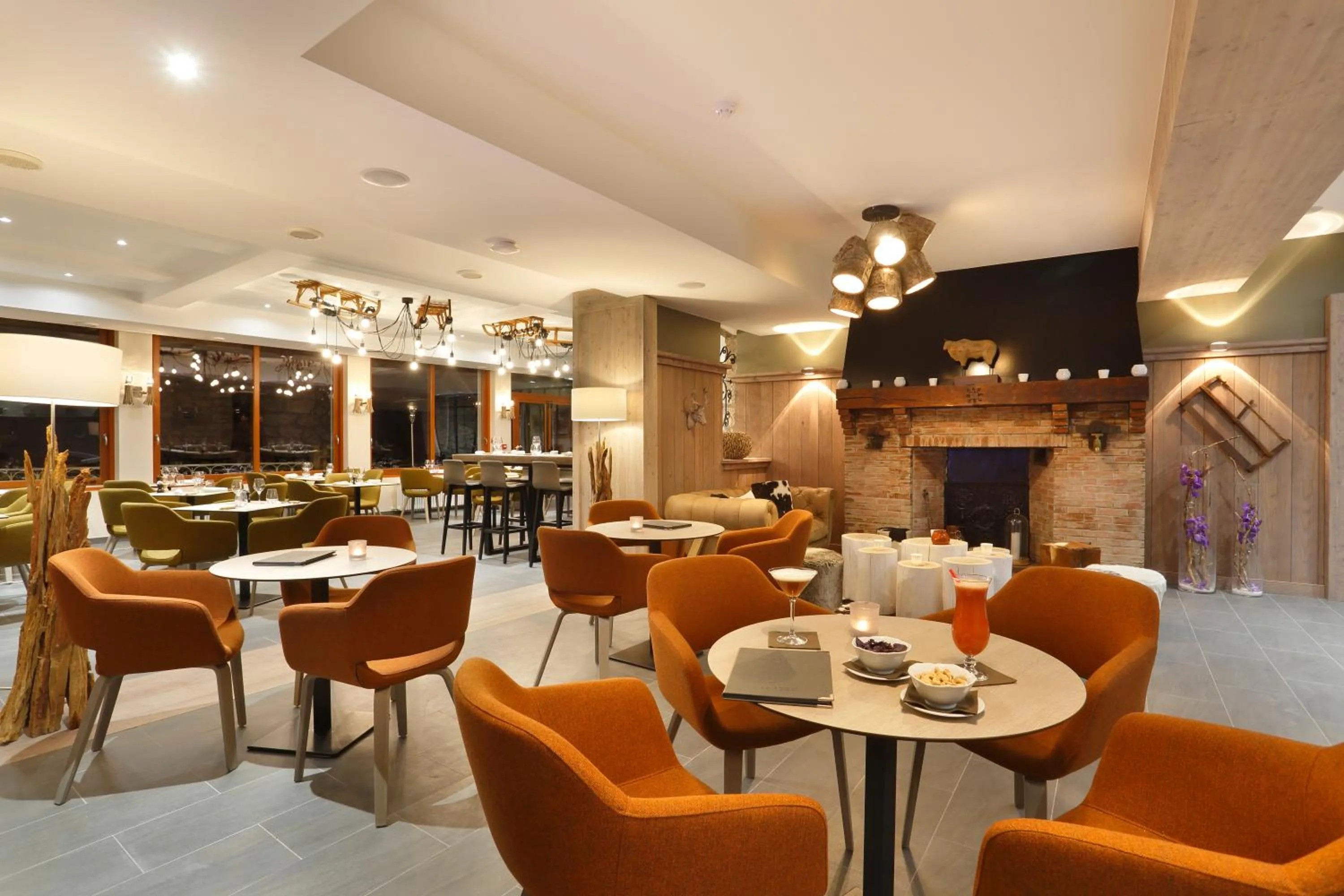 Lounge or bar in La Mainaz Hôtel Restaurant Genève - Gex - Mijoux