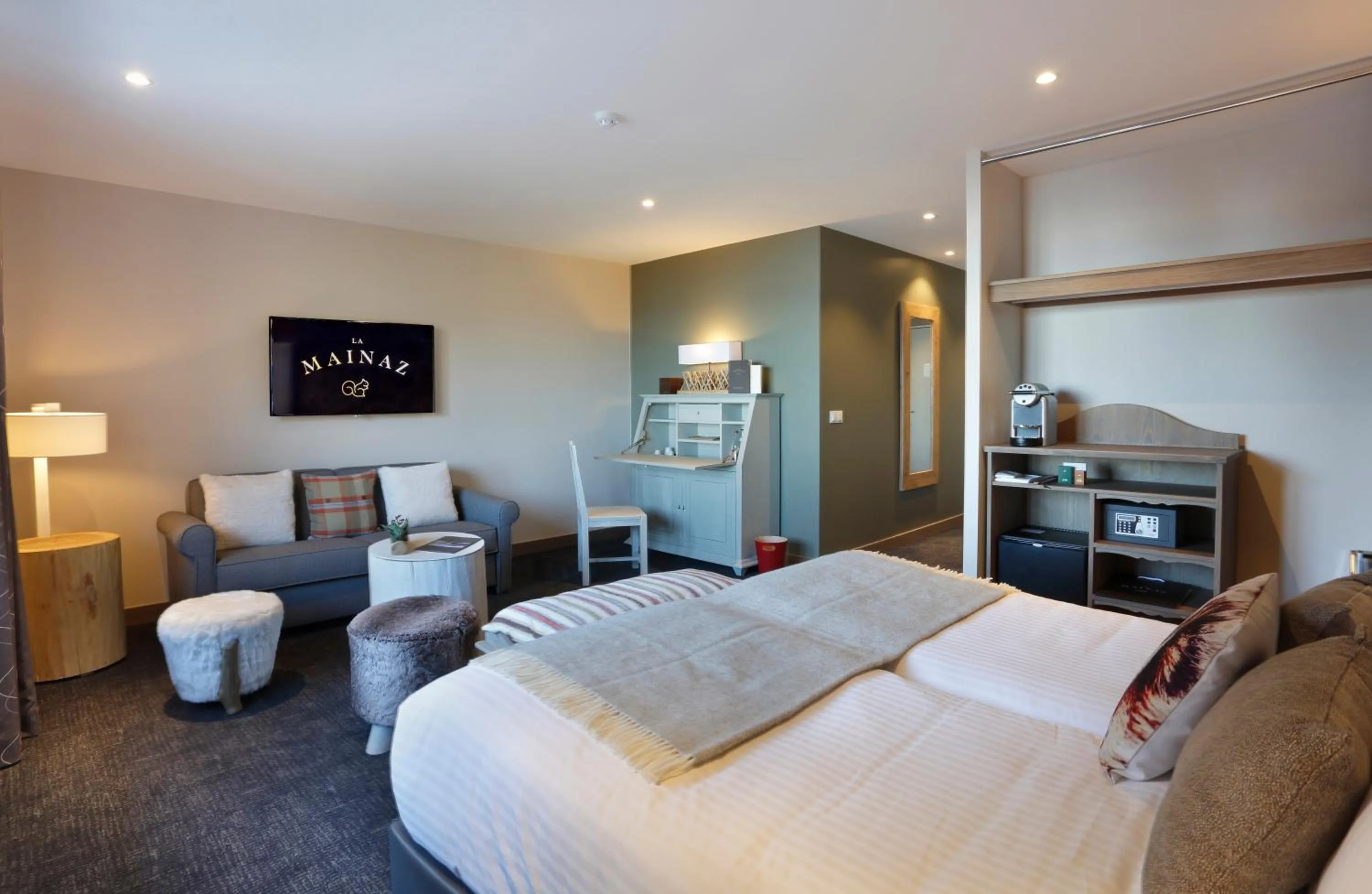 Photo of the whole room, Bed in La Mainaz Hôtel Restaurant Genève - Gex - Mijoux