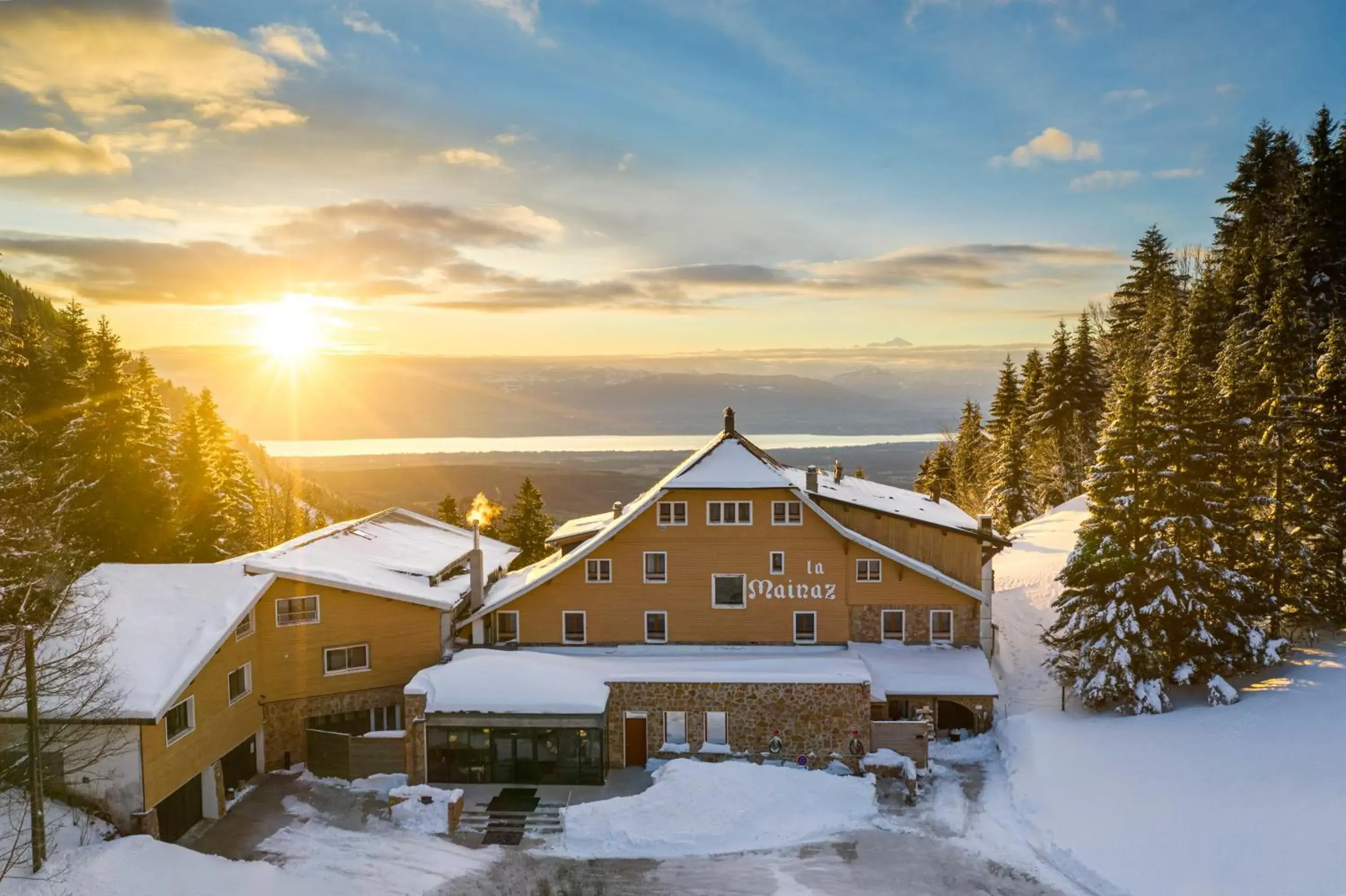 Property building in La Mainaz Hôtel Restaurant Genève - Gex - Mijoux Property building in La Mainaz Hôtel Restaurant Genève - Gex - Mijoux