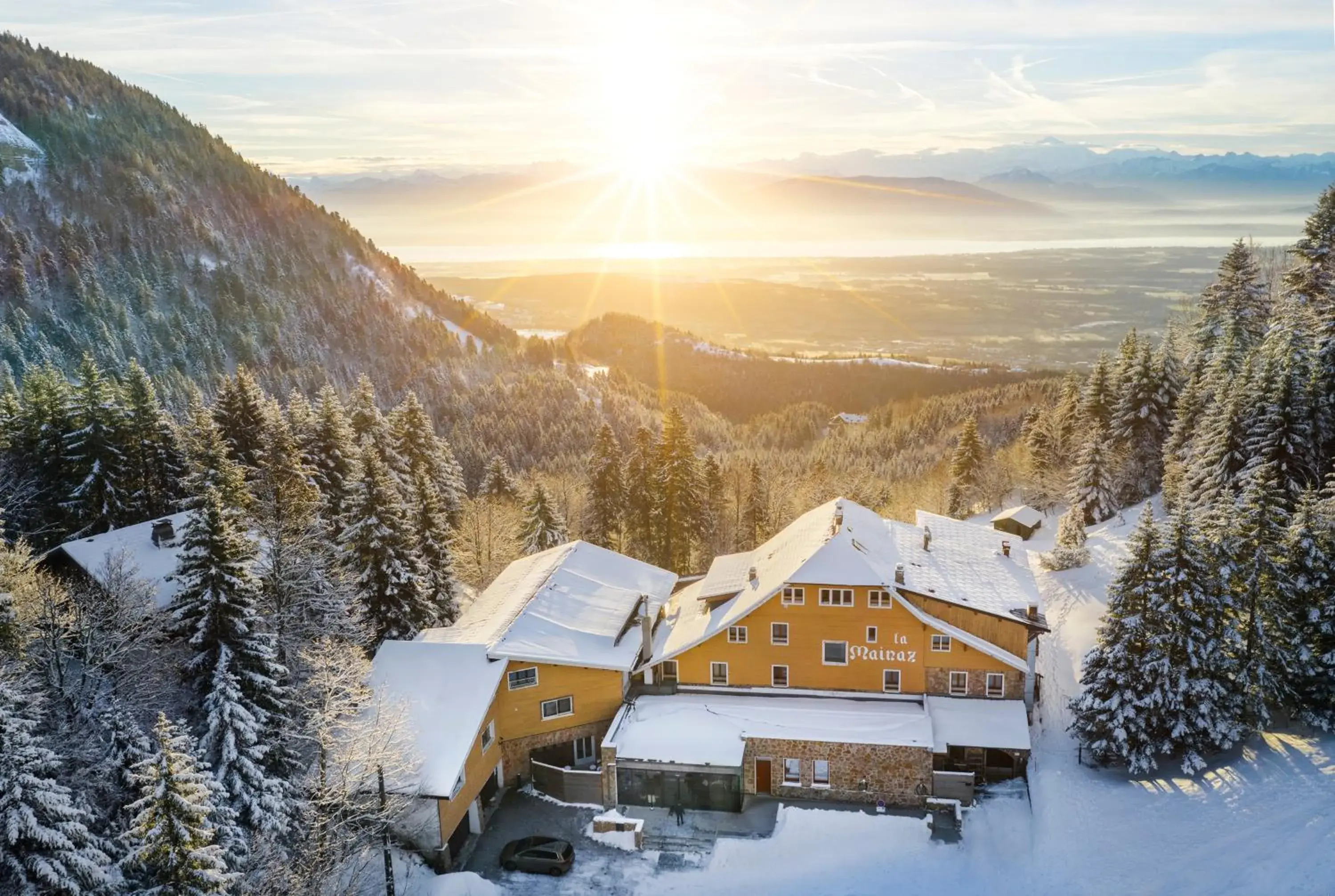 Property building in La Mainaz Hôtel Restaurant Genève - Gex - Mijoux Property building in La Mainaz Hôtel Restaurant Genève - Gex - Mijoux