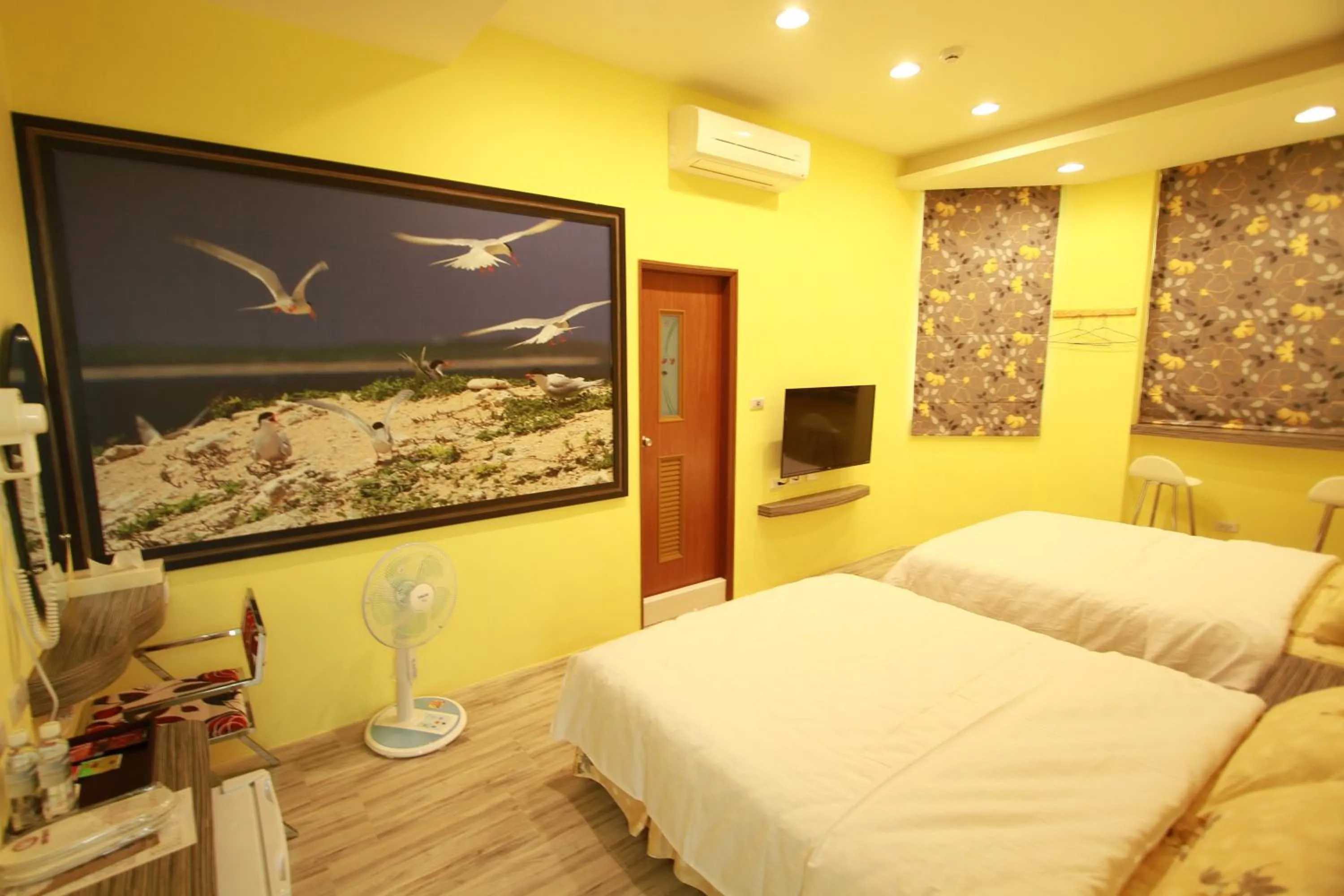 Photo of the whole room, Bed in G Home Sir B&B