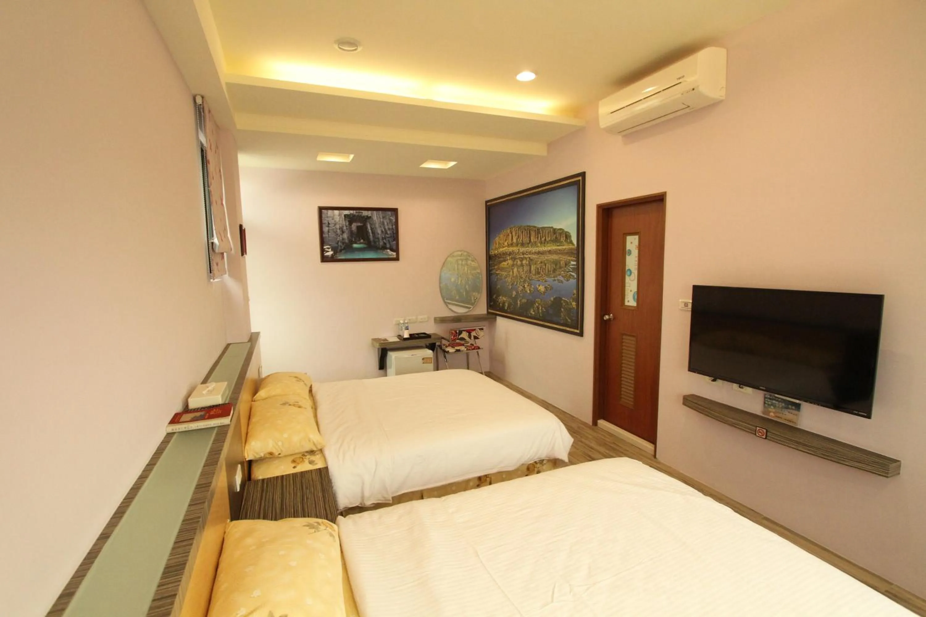 Photo of the whole room, Bed in G Home Sir B&B