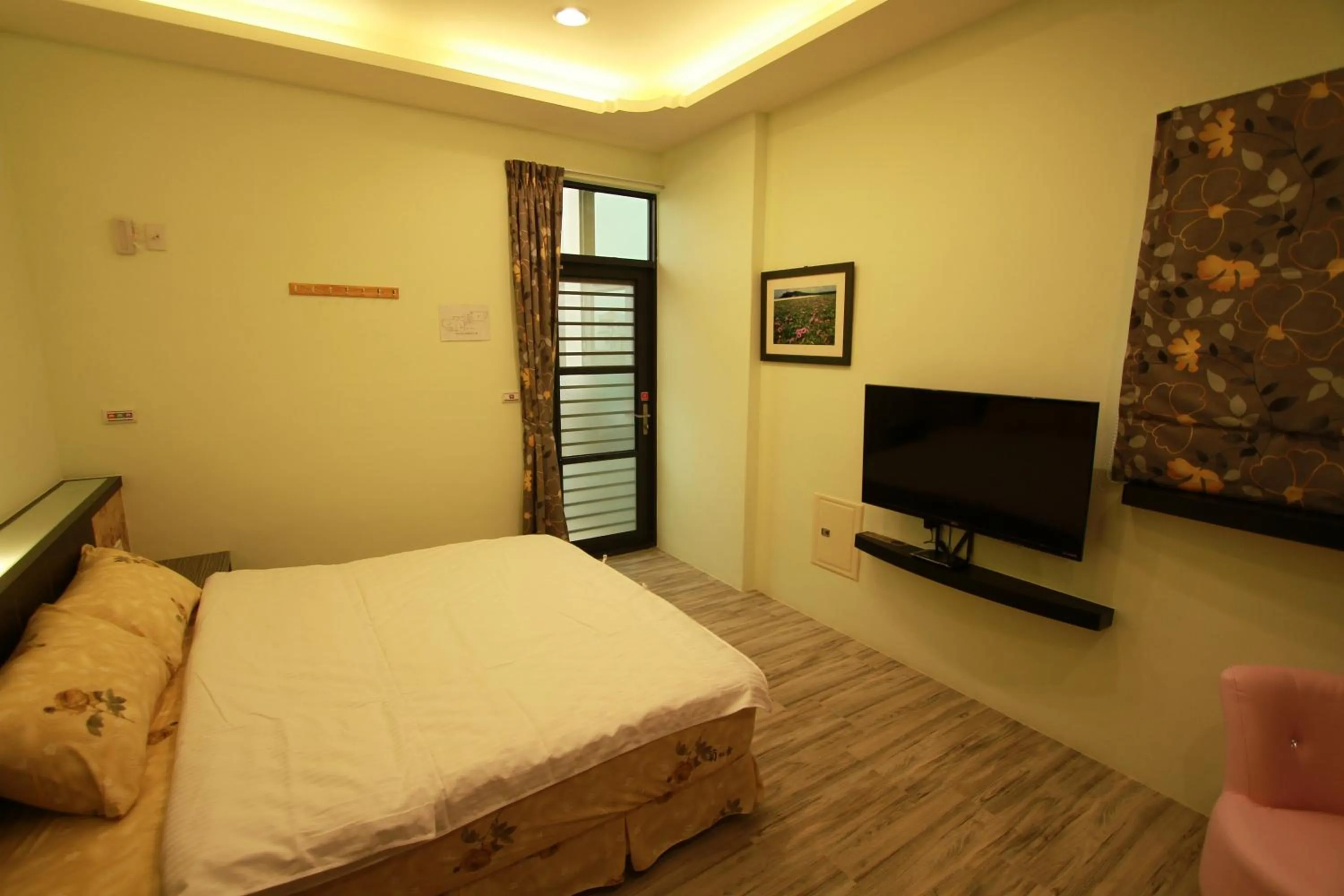 Photo of the whole room, Bed in G Home Sir B&B