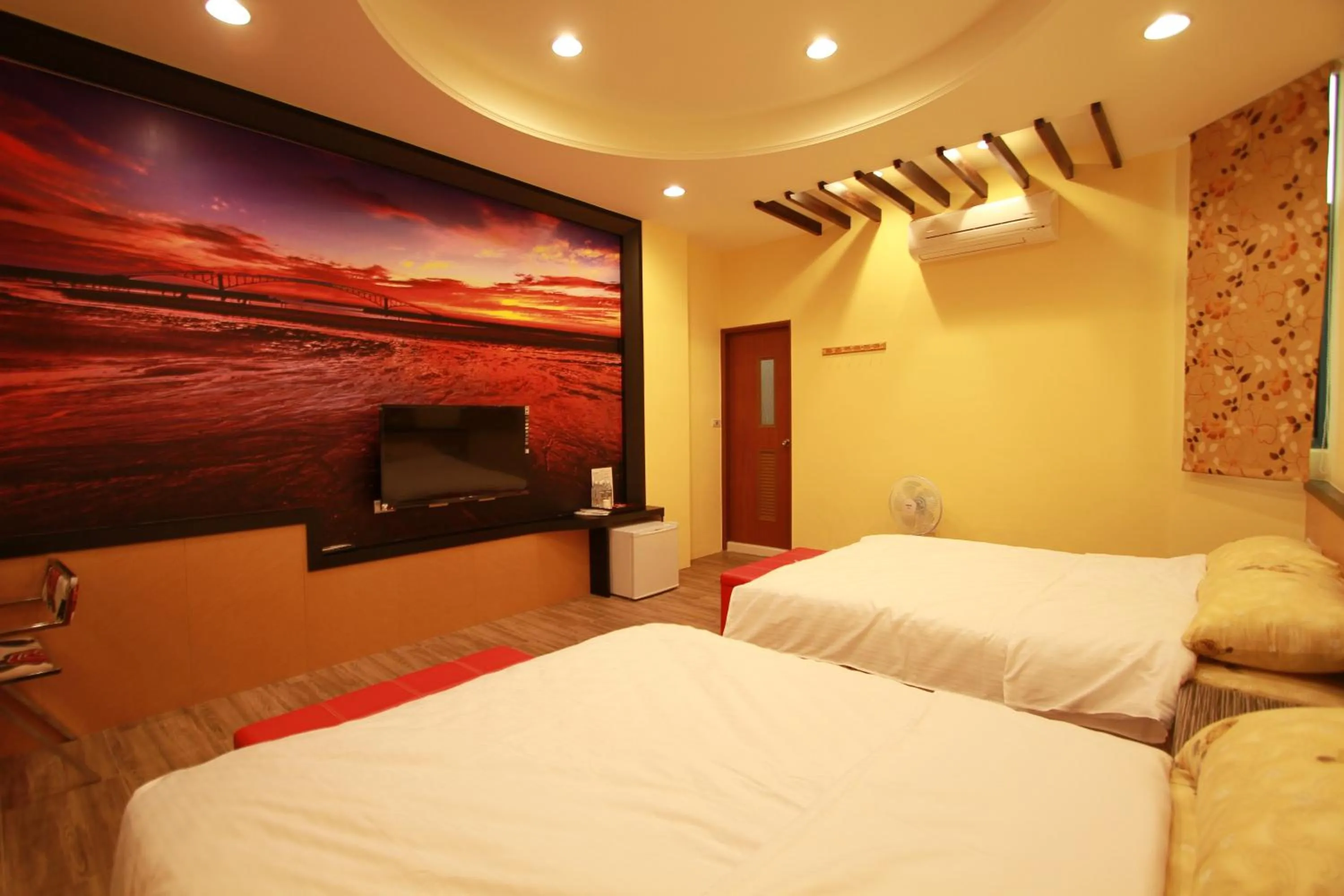 Photo of the whole room, Bed in G Home Sir B&B