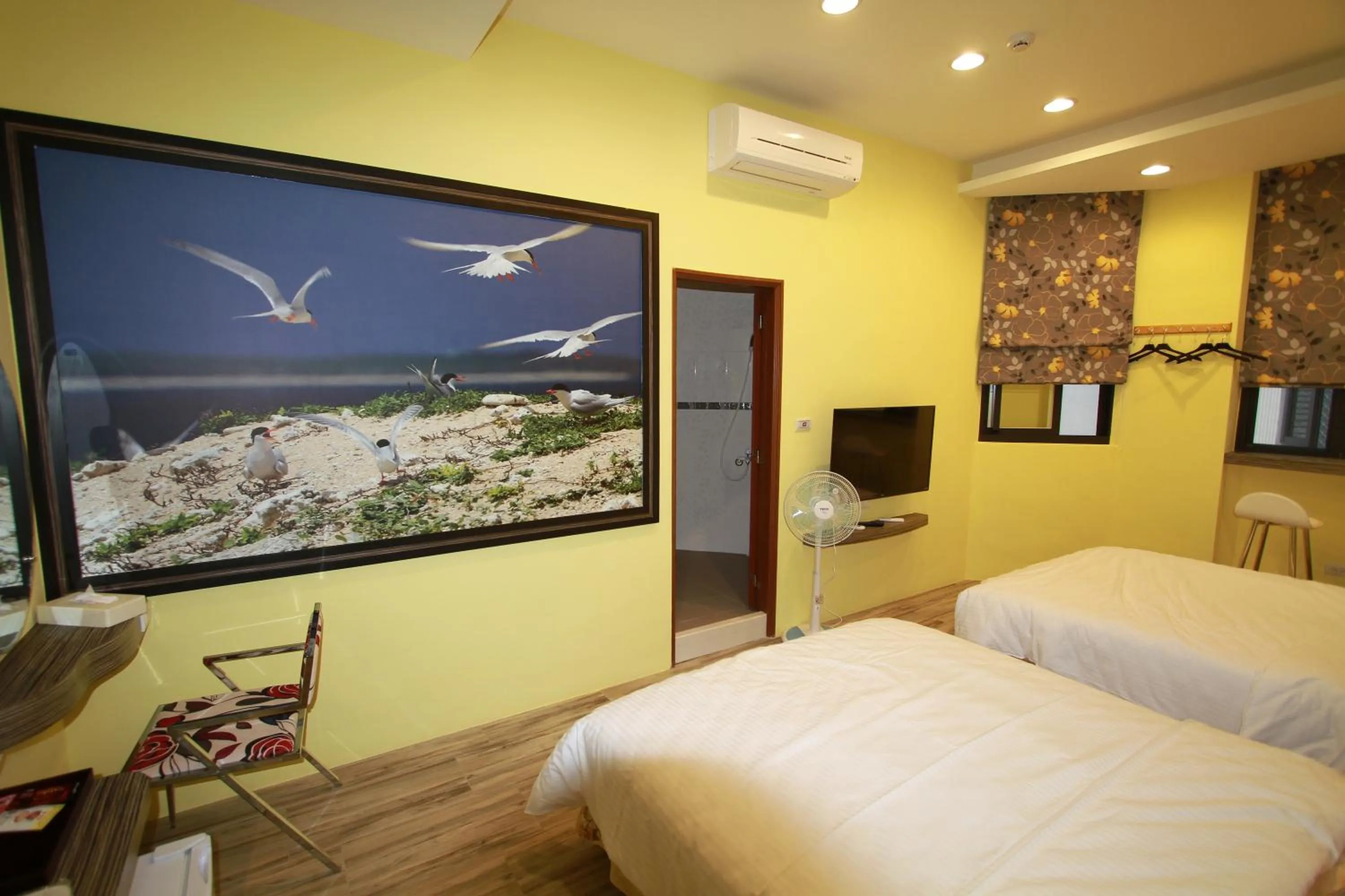 Photo of the whole room, Bed in G Home Sir B&B