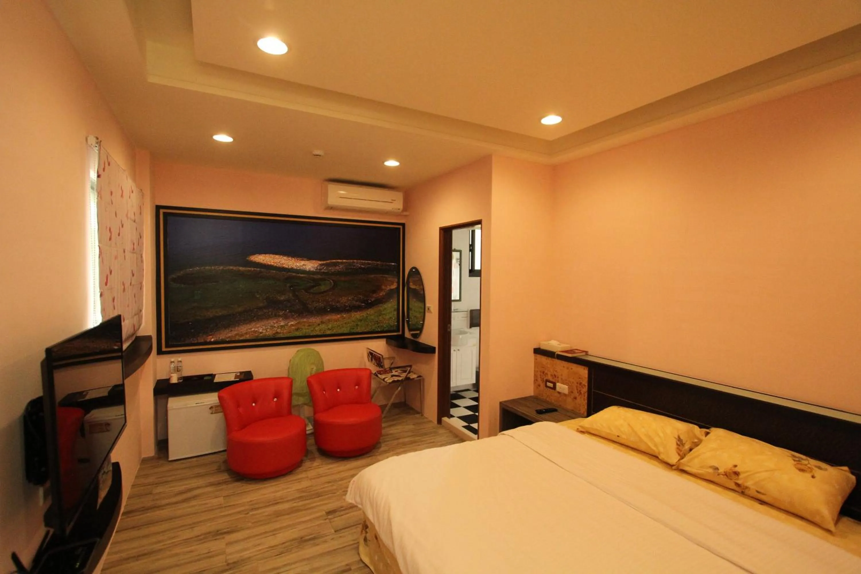 Photo of the whole room, Bed in G Home Sir B&B