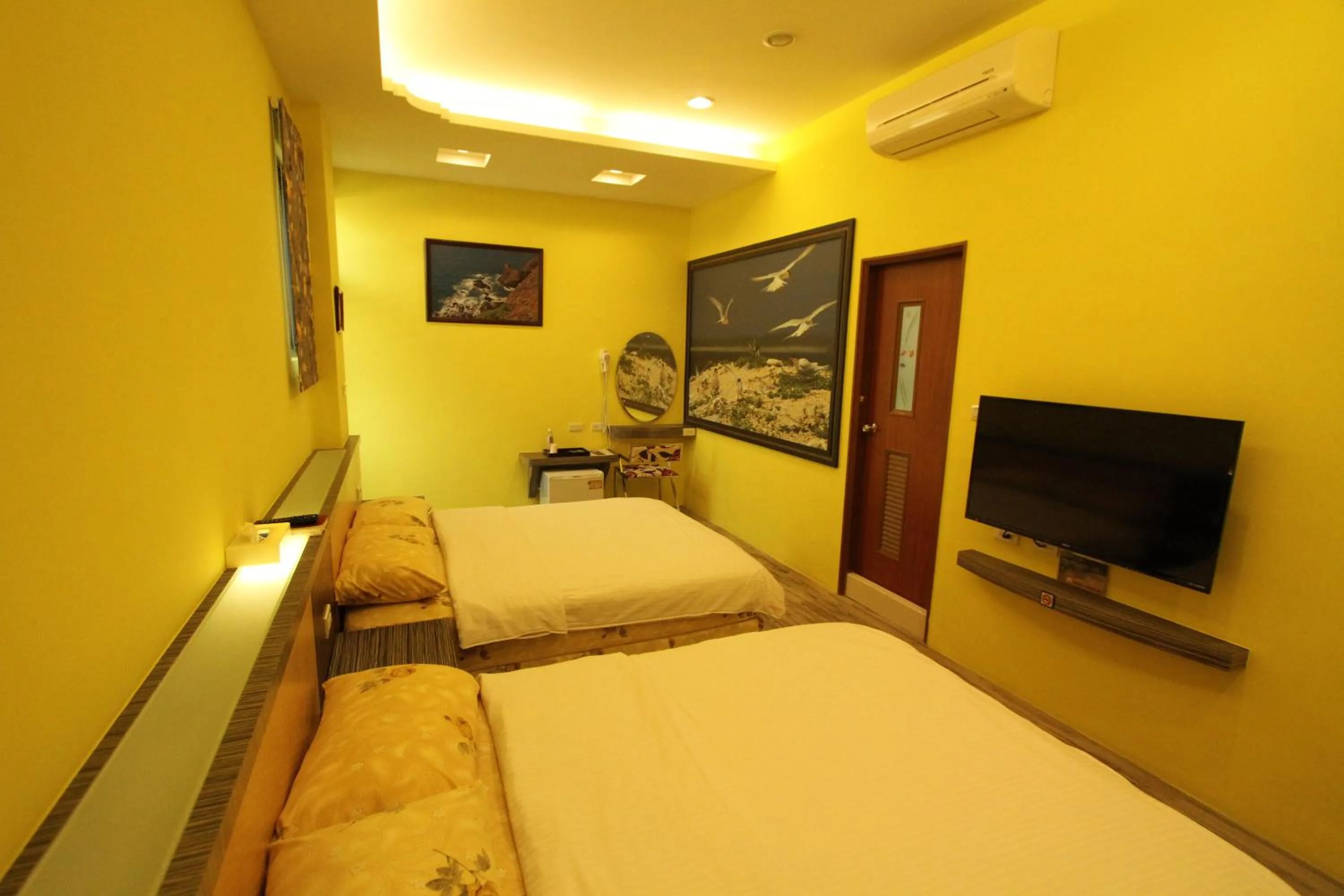 Photo of the whole room, Bed in G Home Sir B&B