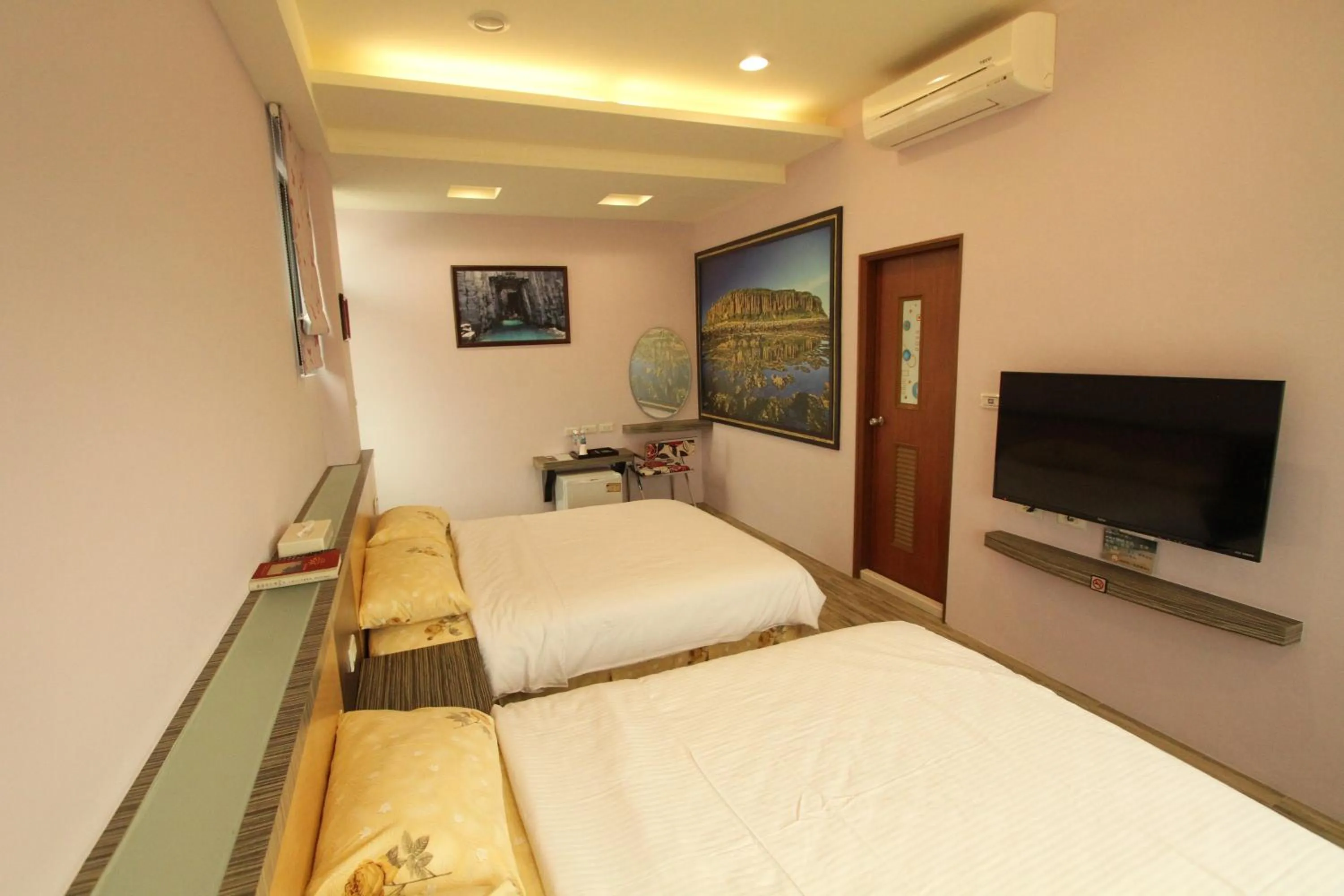 Photo of the whole room, Bed in G Home Sir B&B