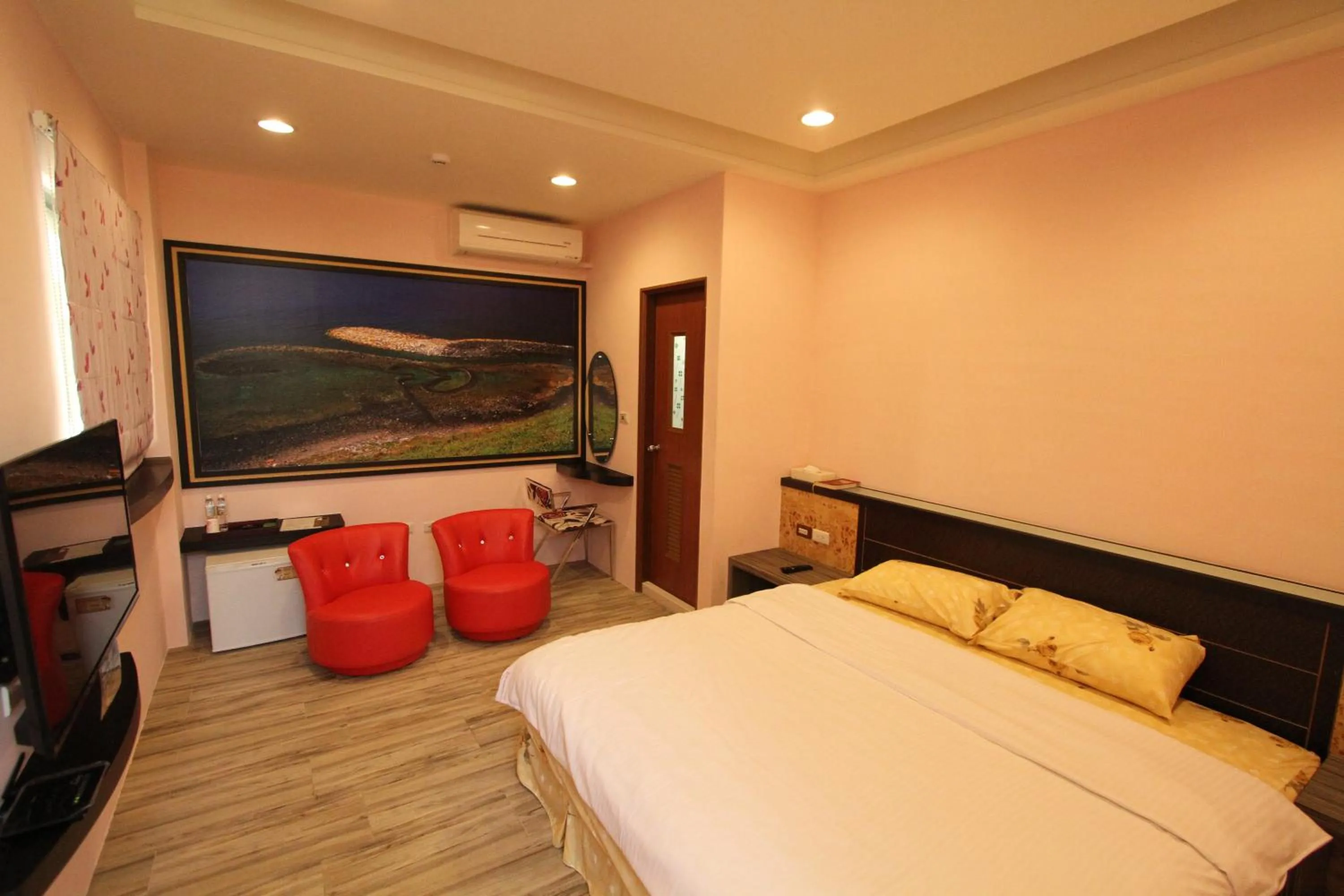 Photo of the whole room, Bed in G Home Sir B&B