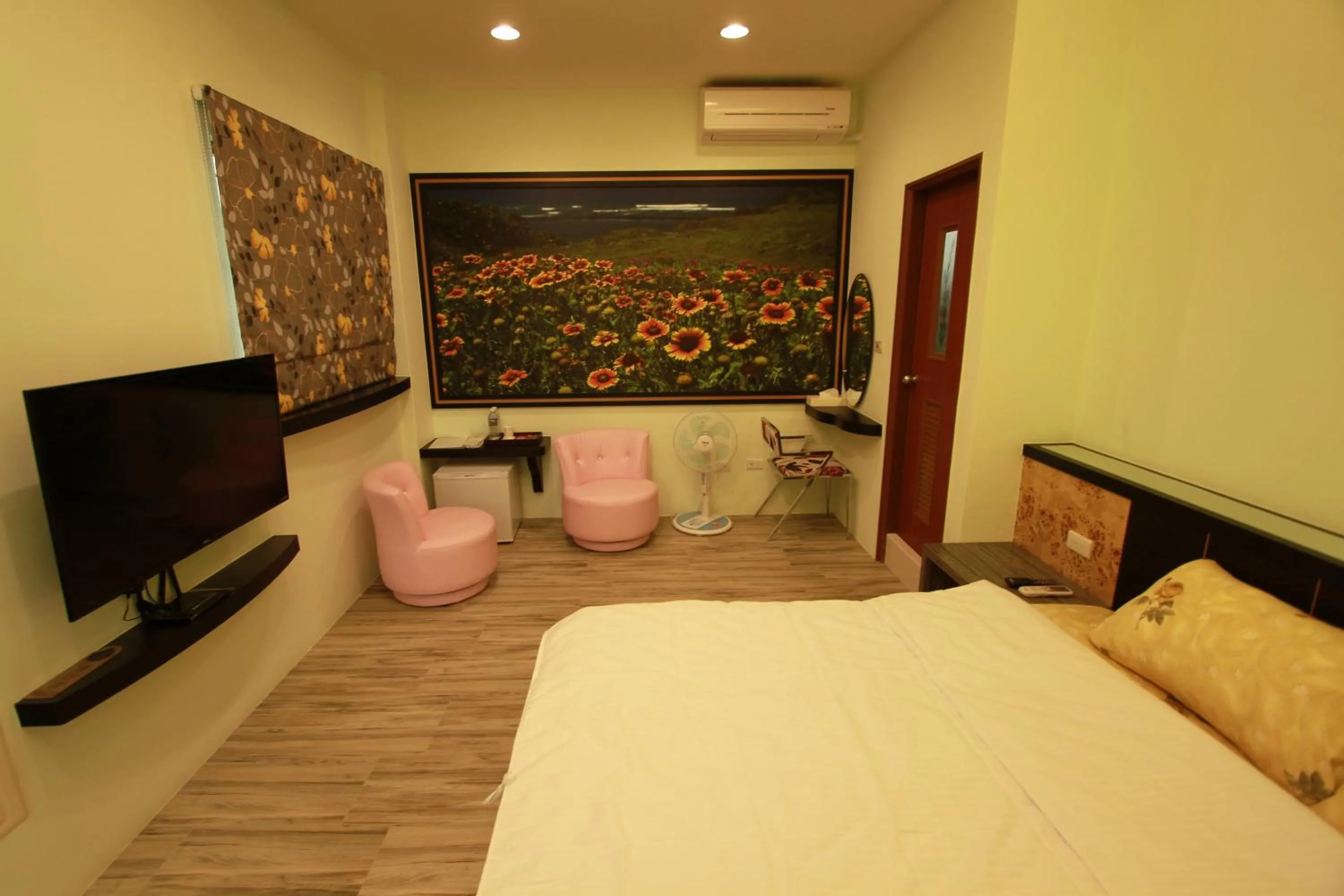 Photo of the whole room, Bed in G Home Sir B&B