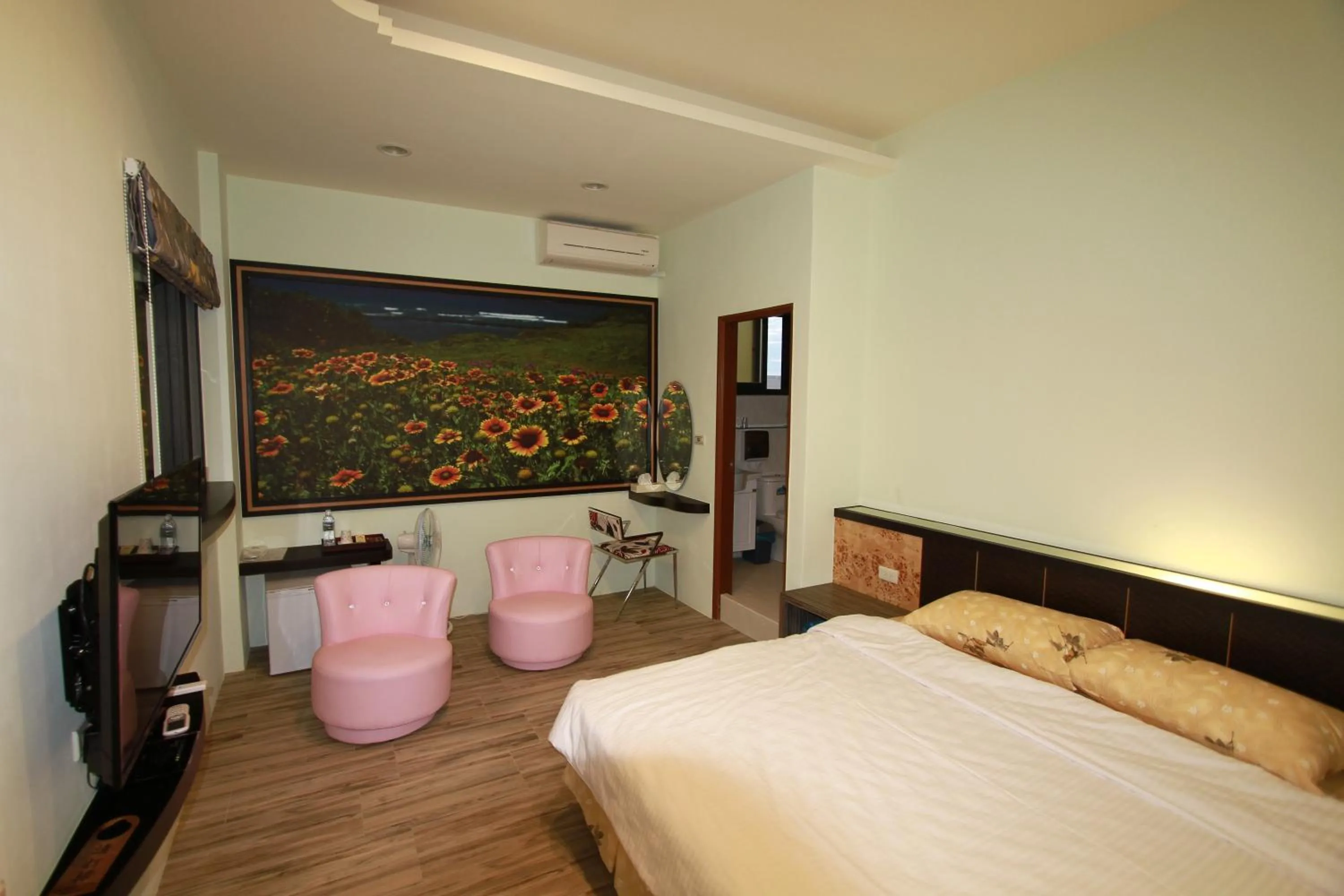 Photo of the whole room, Bed in G Home Sir B&B