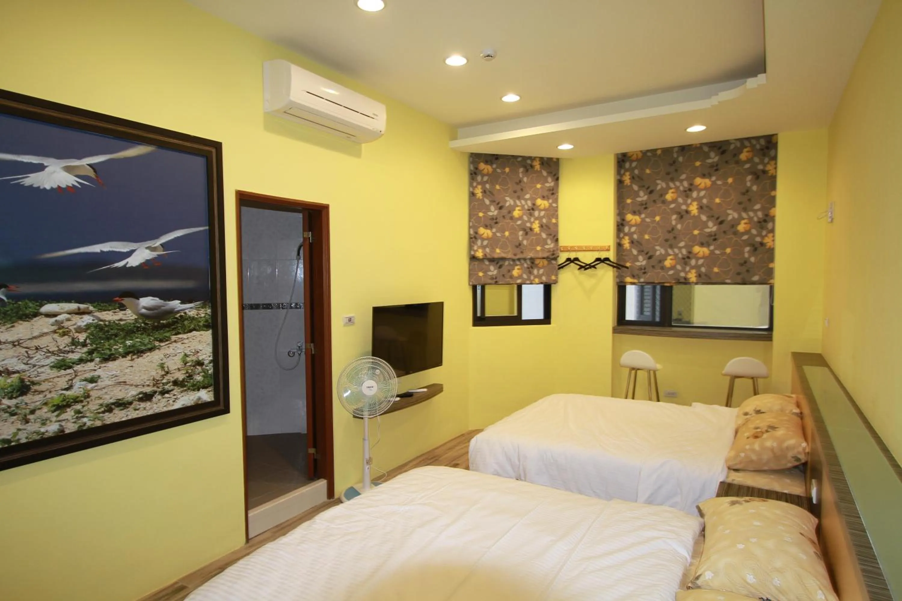 Photo of the whole room, Bed in G Home Sir B&B