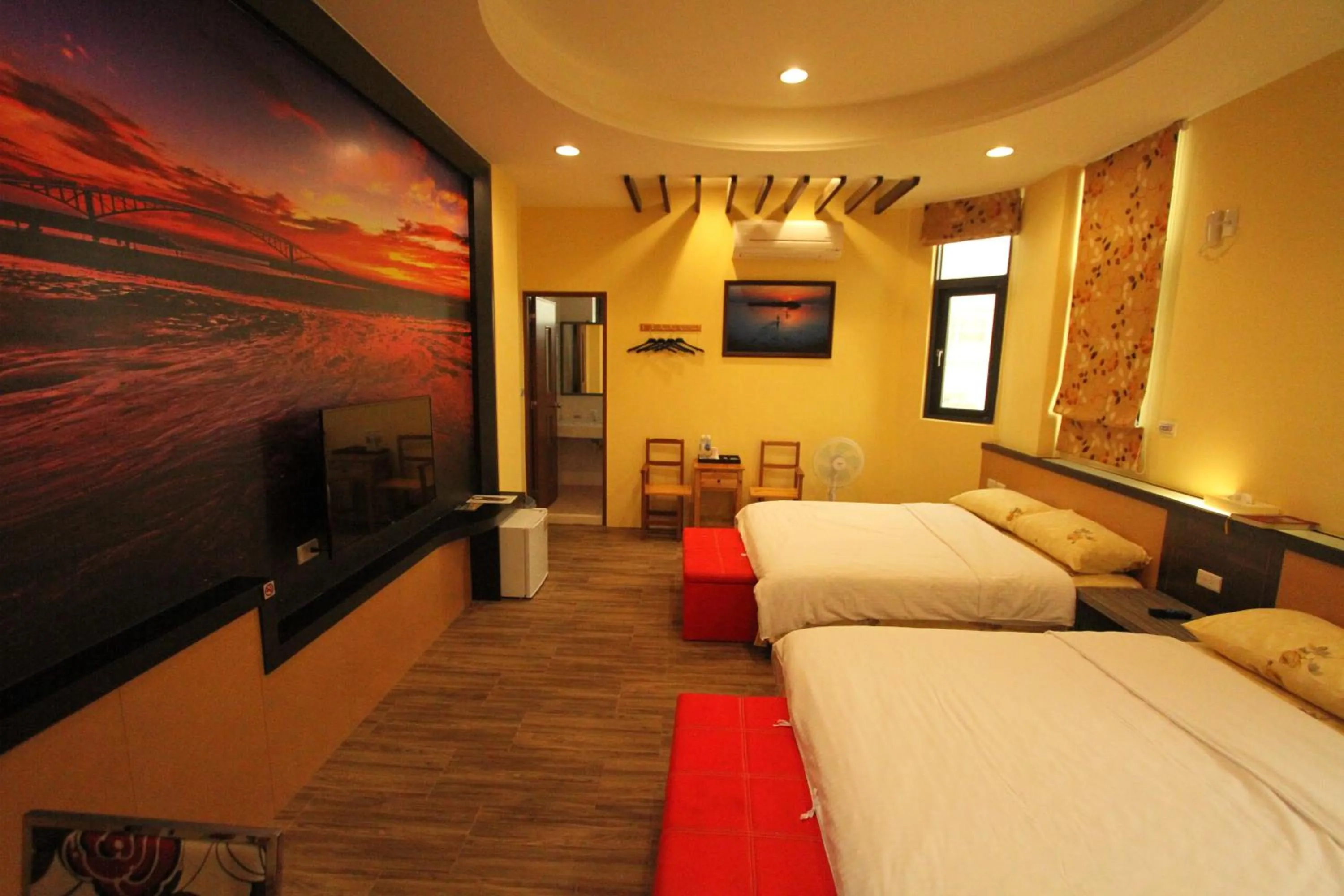 Photo of the whole room, Bed in G Home Sir B&B