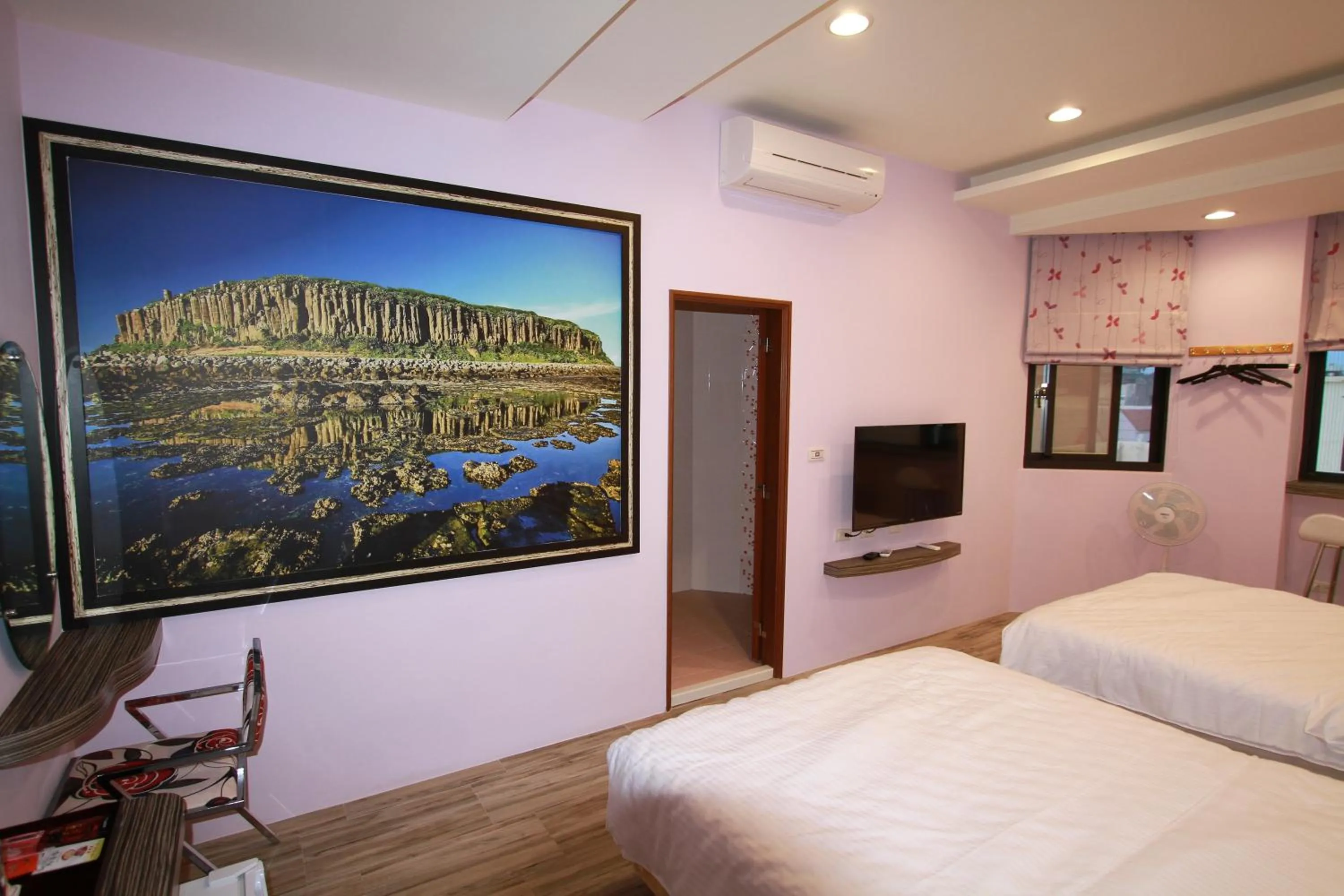 Photo of the whole room, Bed in G Home Sir B&B