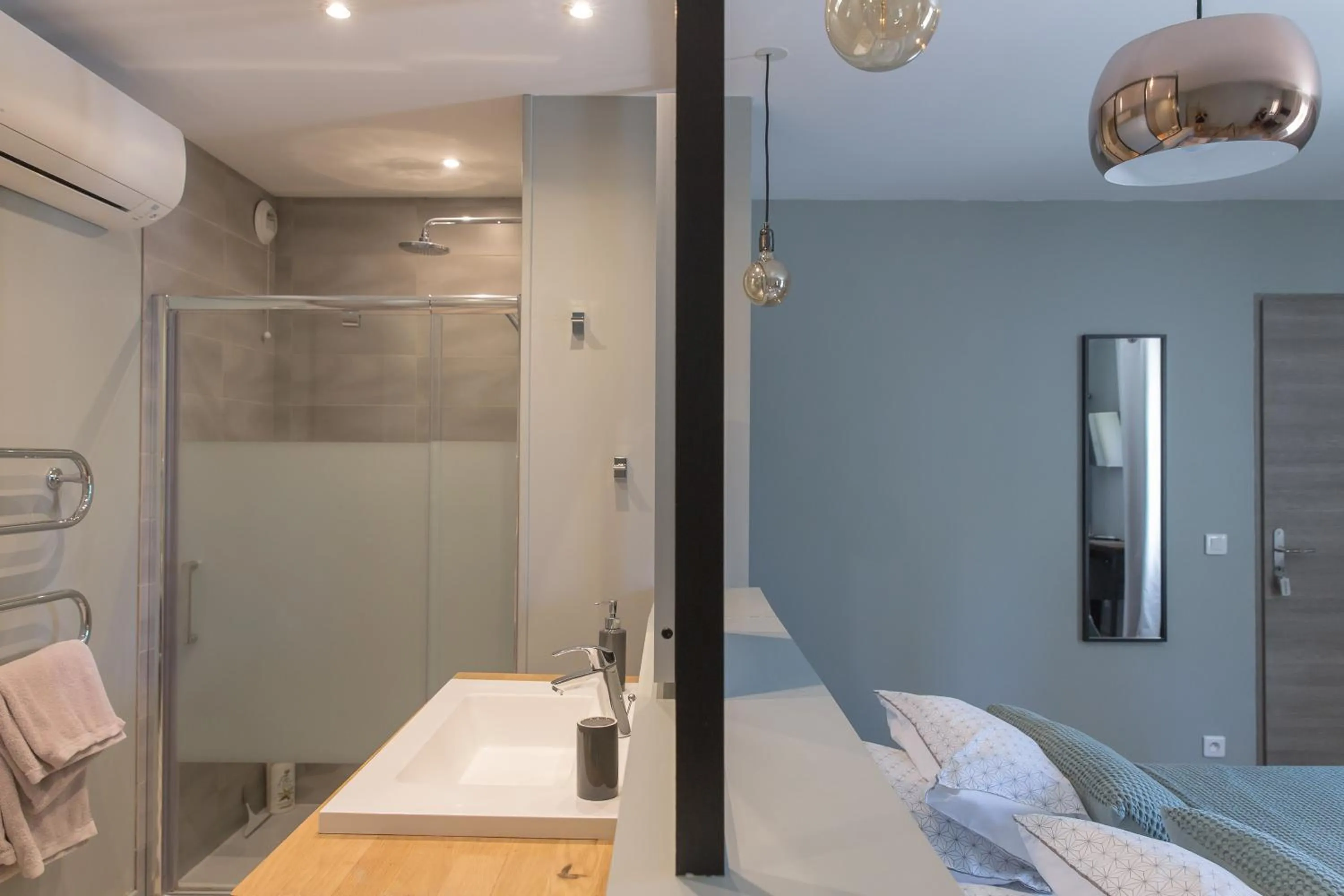 Shower, Bed in Le Mas des Alexandrins