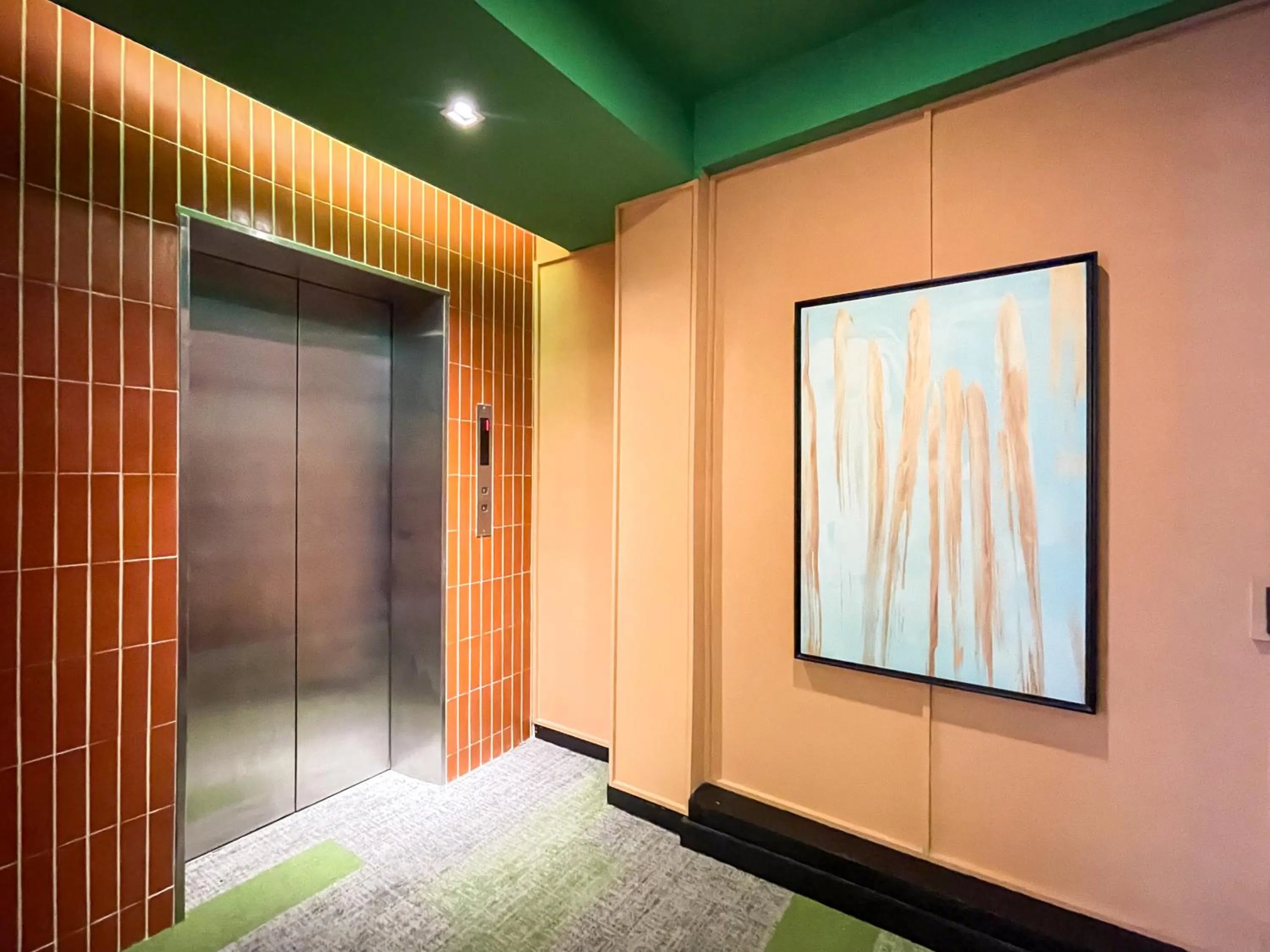 elevator in Happihaus Hotel Bangkok