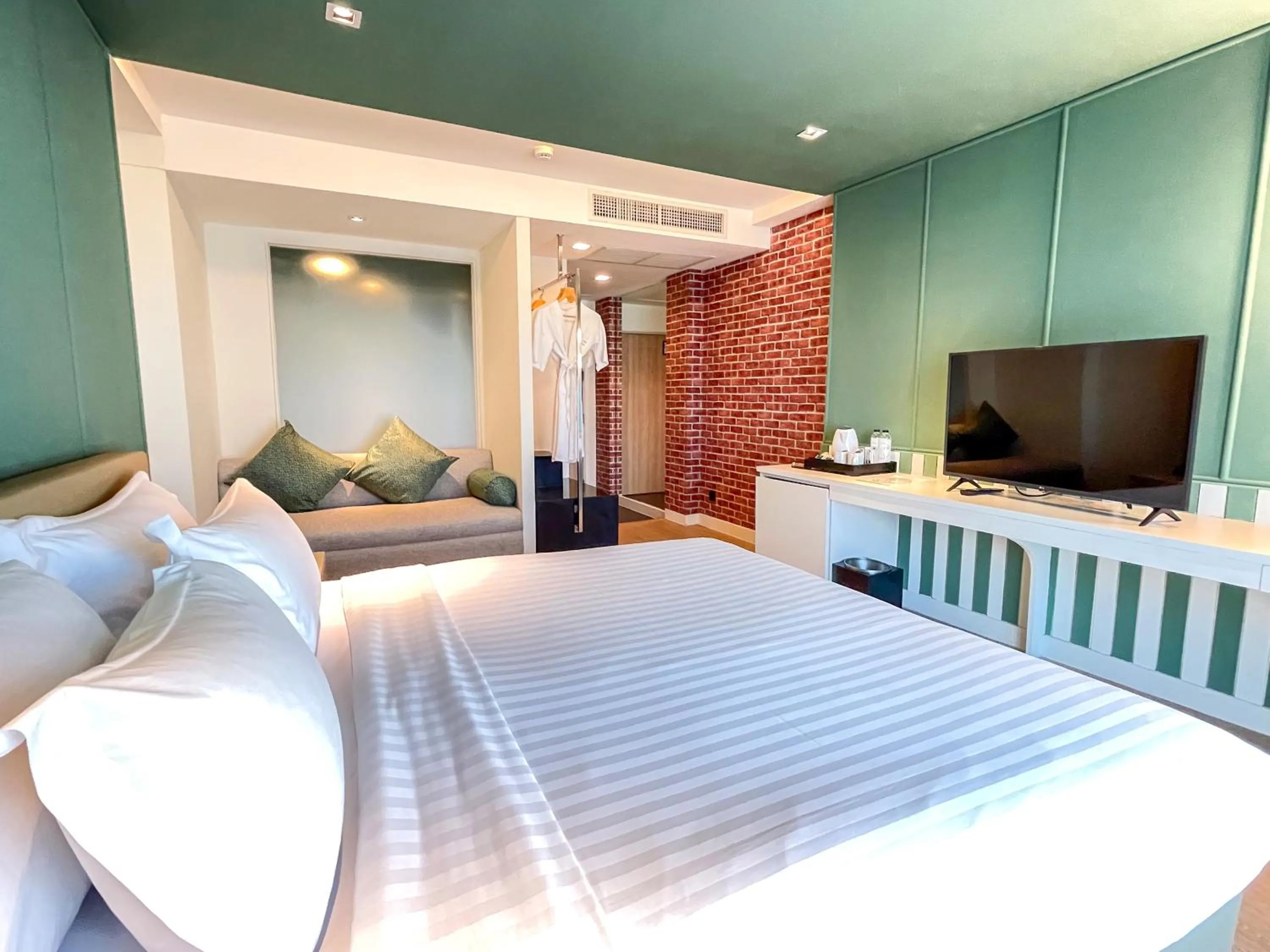 Shower, Bed in Happihaus Hotel Bangkok