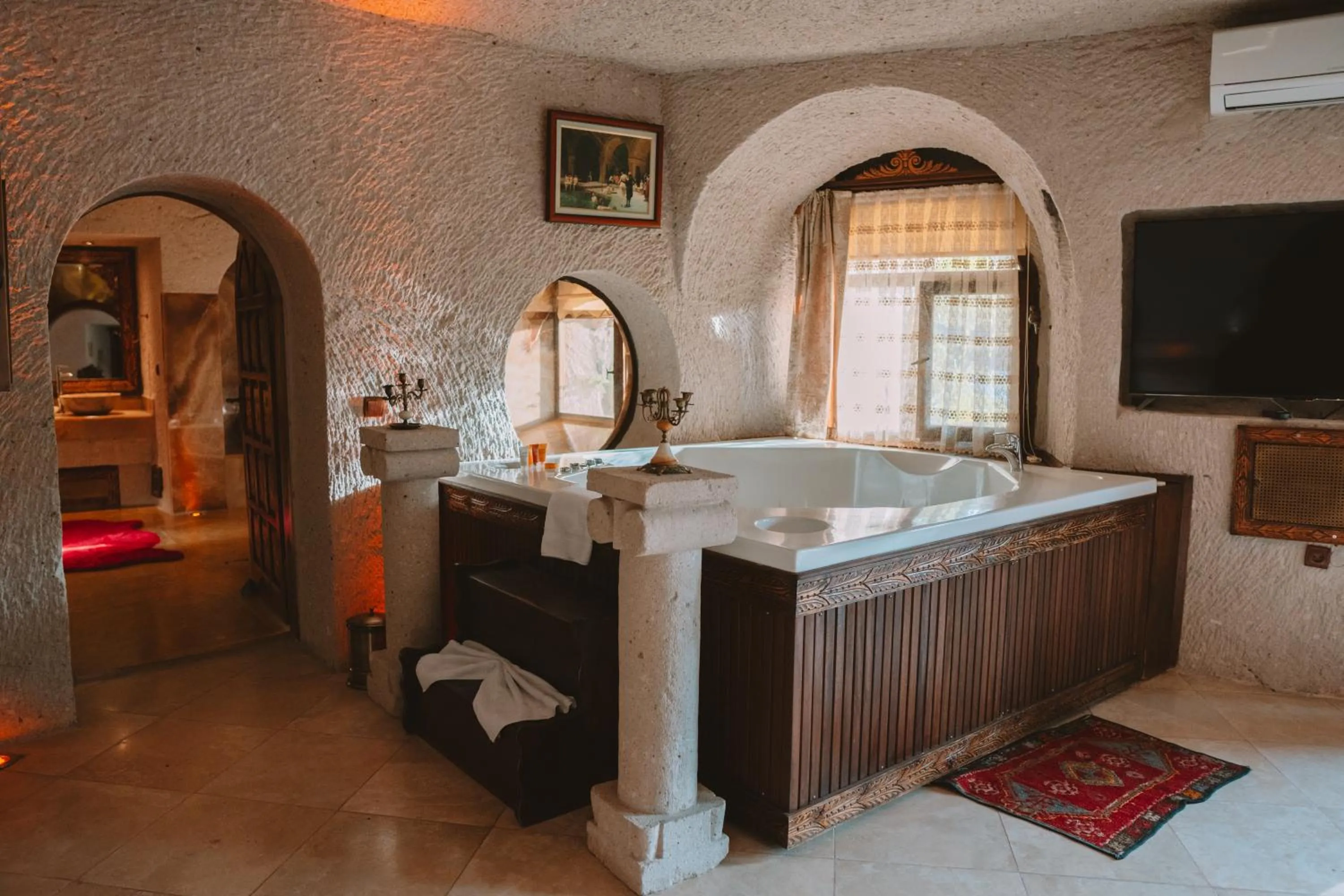 Hot Tub, Bed in Cappadocia Gamirasu Cave Hotel
