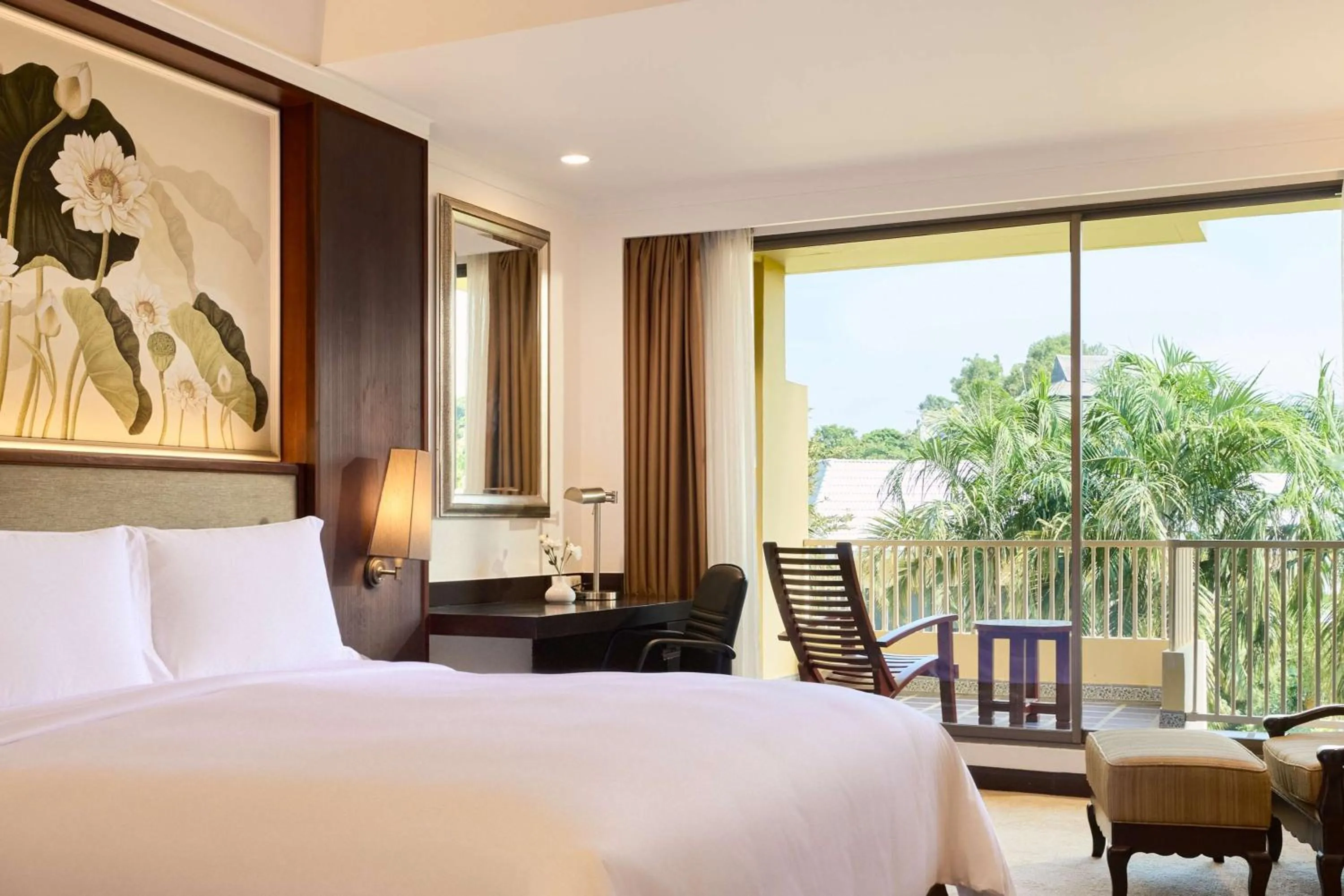 Balcony/Terrace, Bed in Dusit Thani Pattaya