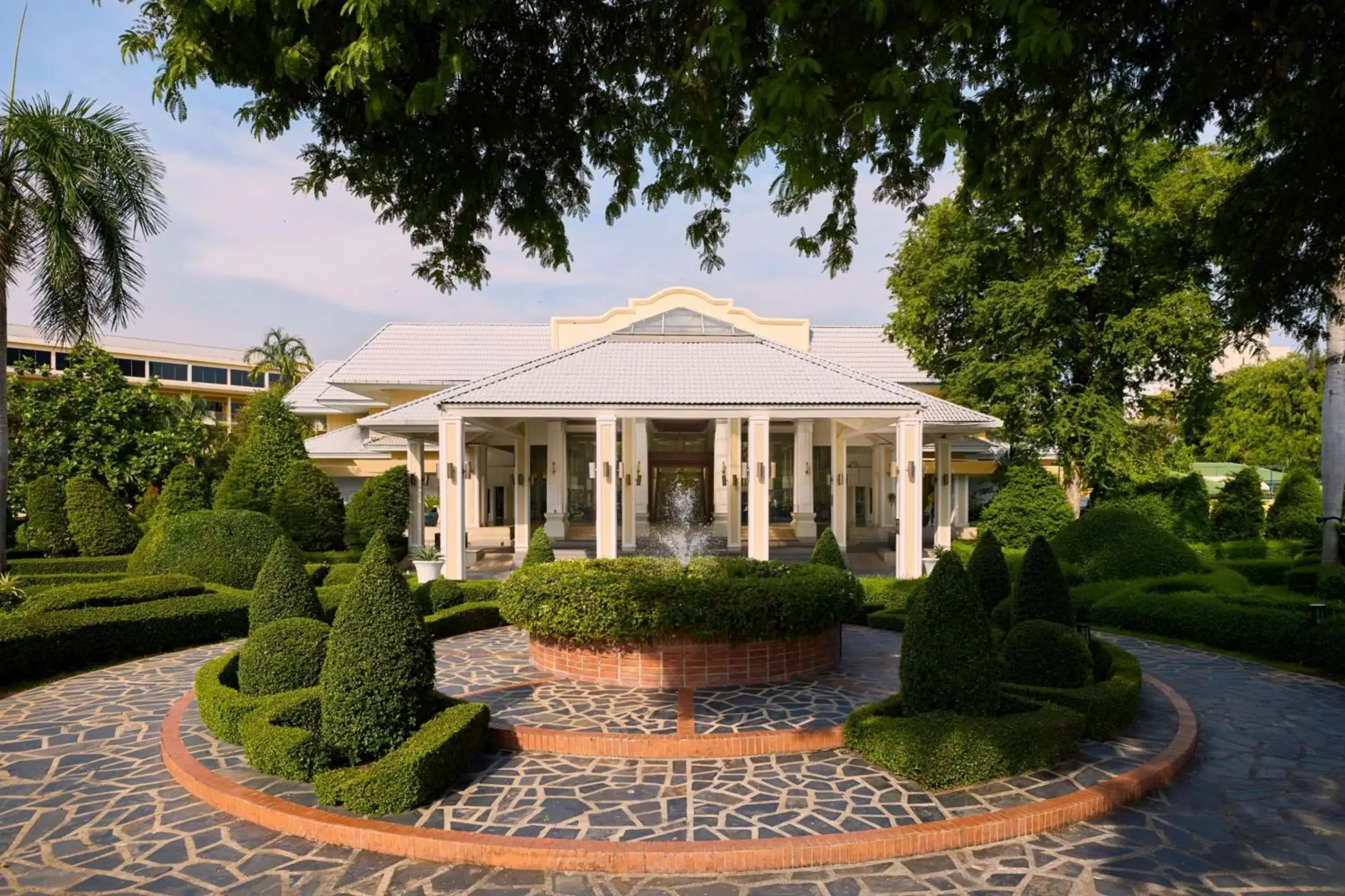 Facade/entrance in Dusit Thani Pattaya Facade/entrance in Dusit Thani Pattaya