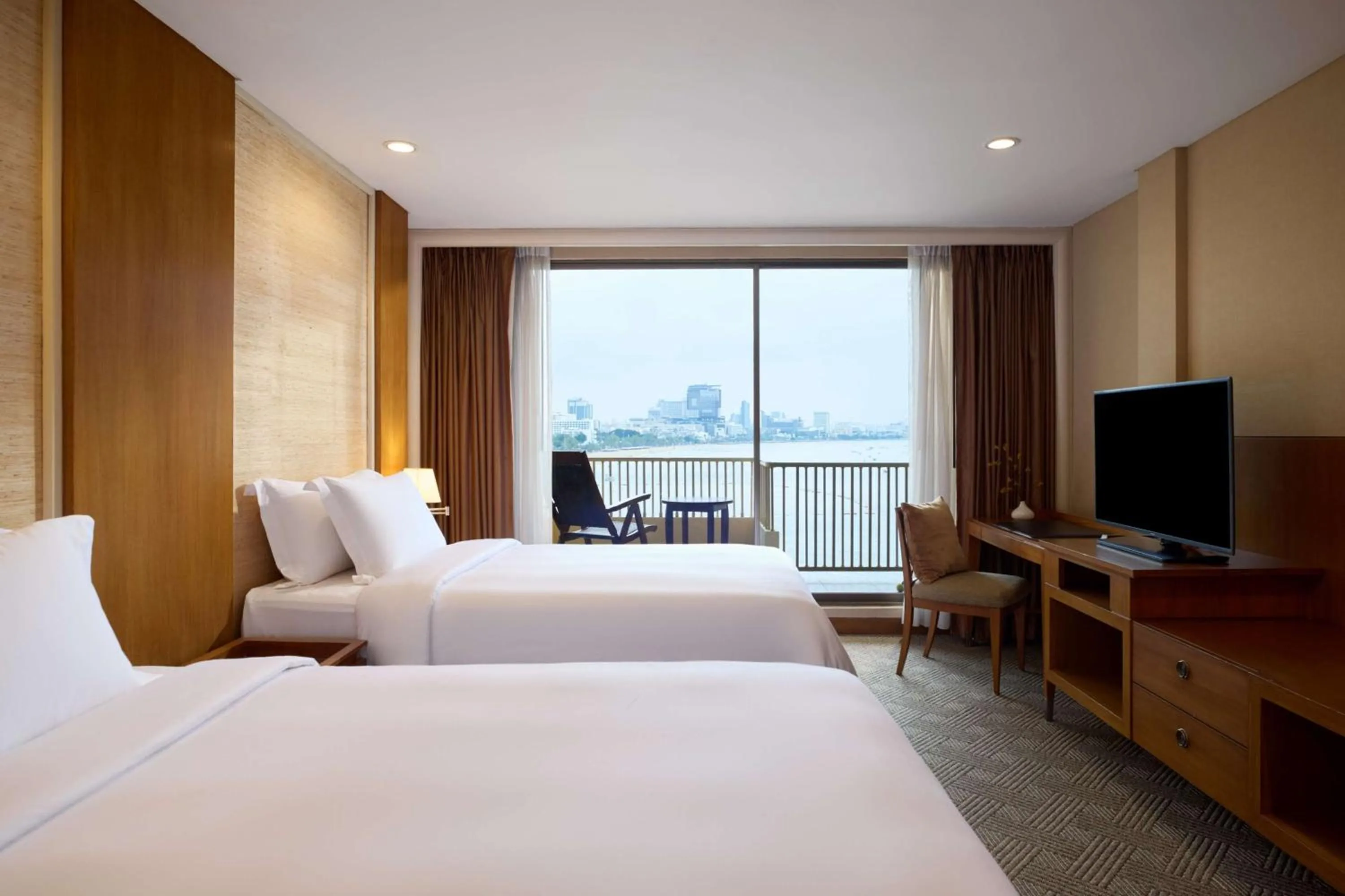 Photo of the whole room, Bed in Dusit Thani Pattaya