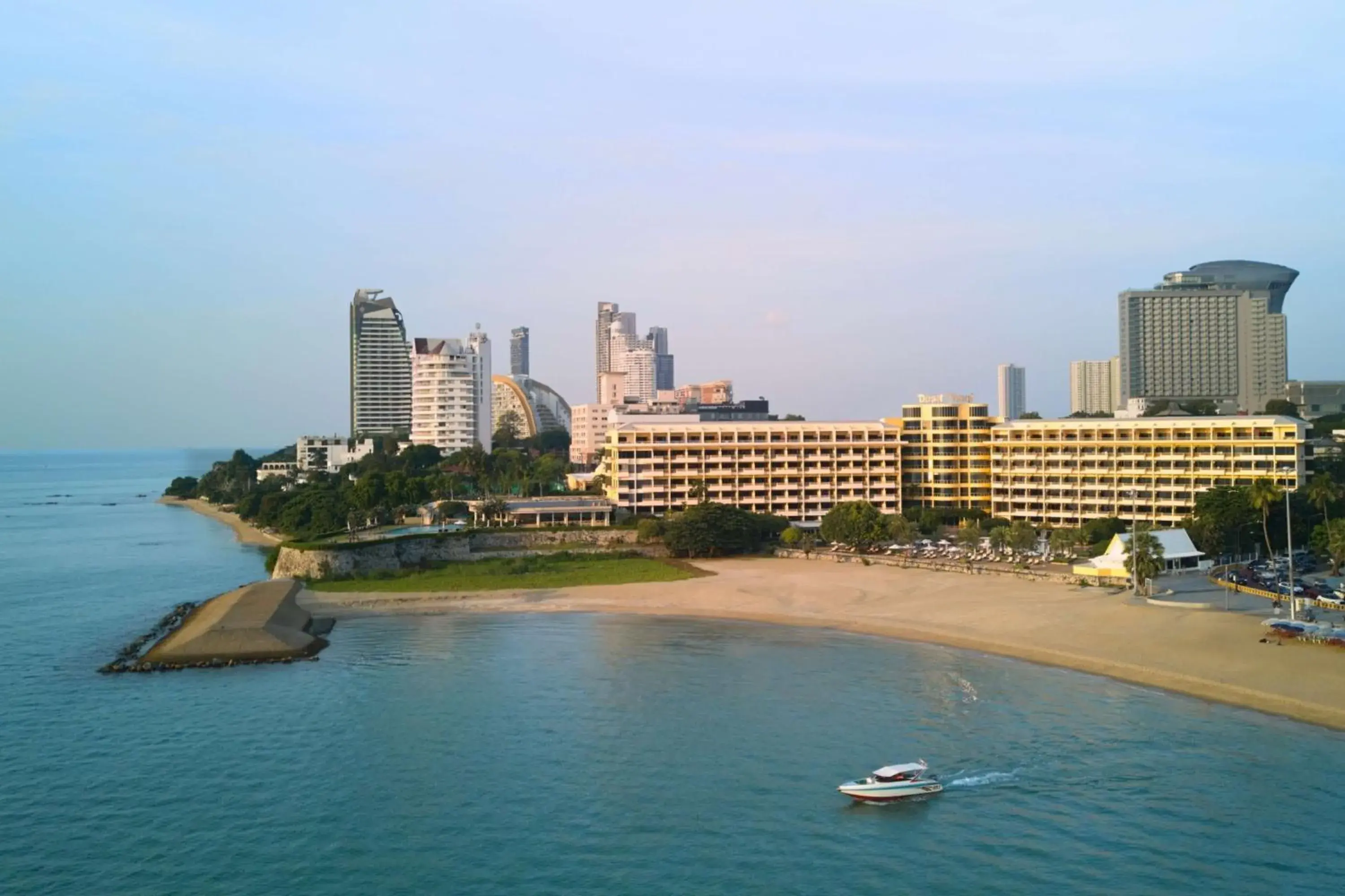 Property building in Dusit Thani Pattaya Property building in Dusit Thani Pattaya
