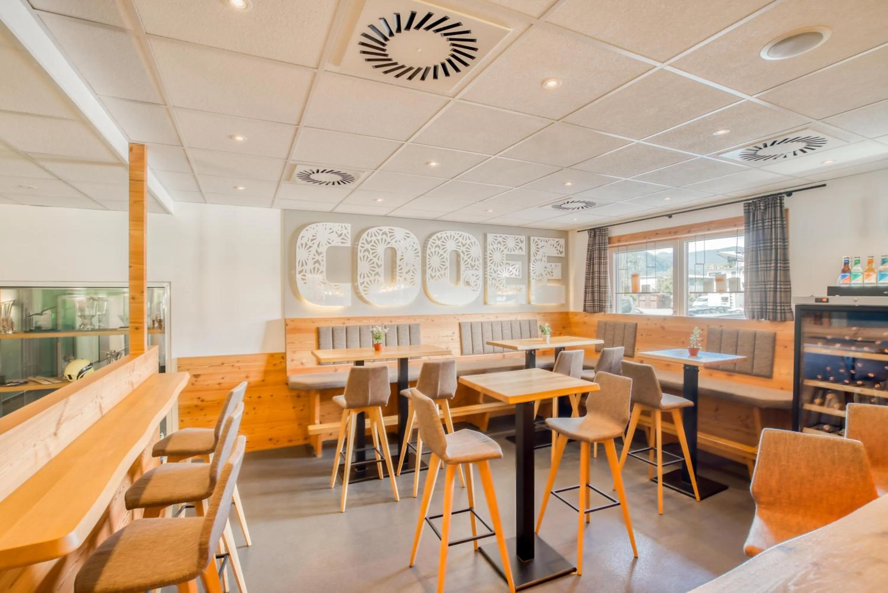 Lounge or bar in COOEE alpin Hotel Kitzbüheler Alpen