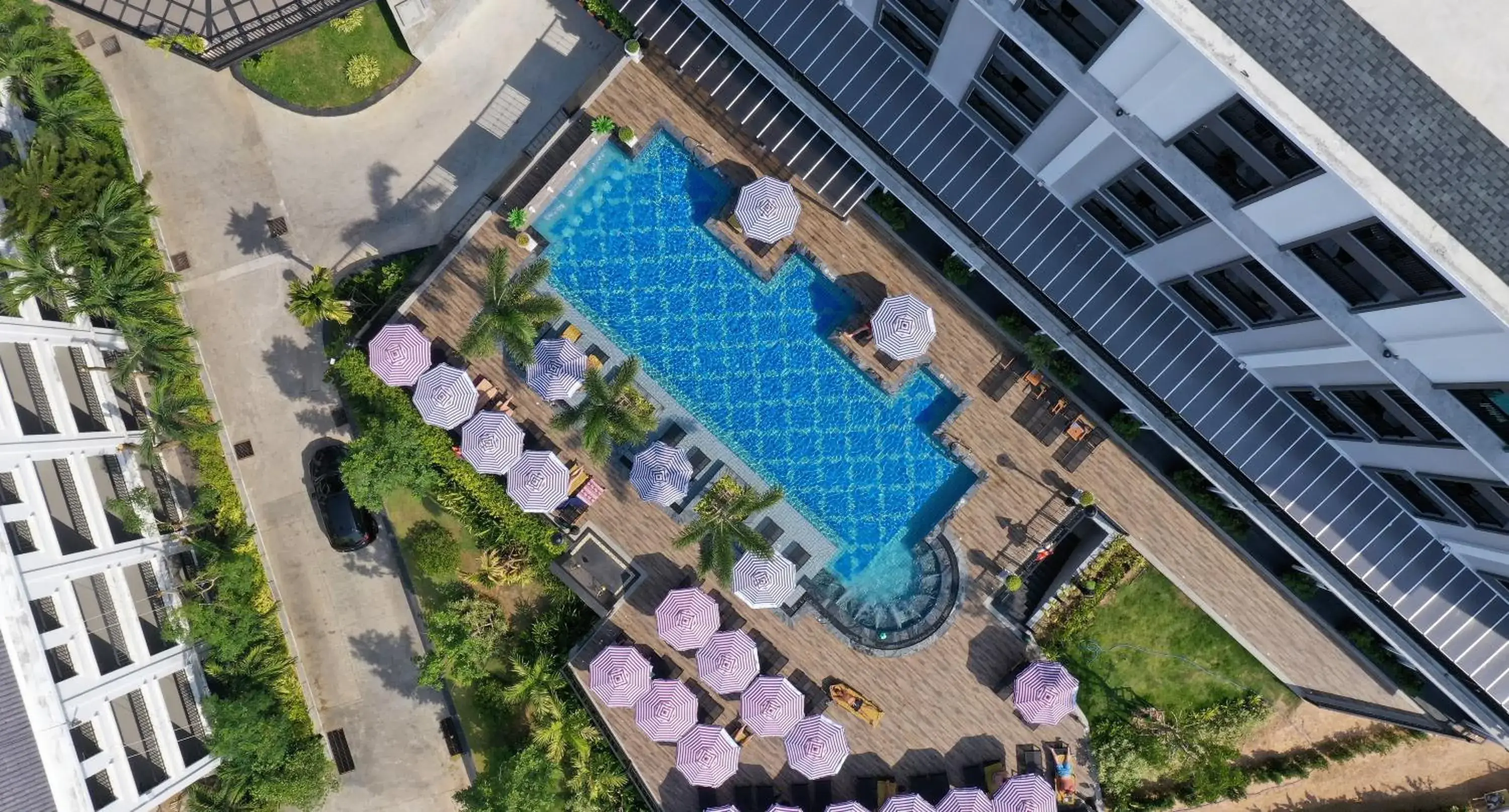 Swimming pool in Sawaddi Patong Resort & Spa by Tolani Swimming pool in Sawaddi Patong Resort & Spa by Tolani