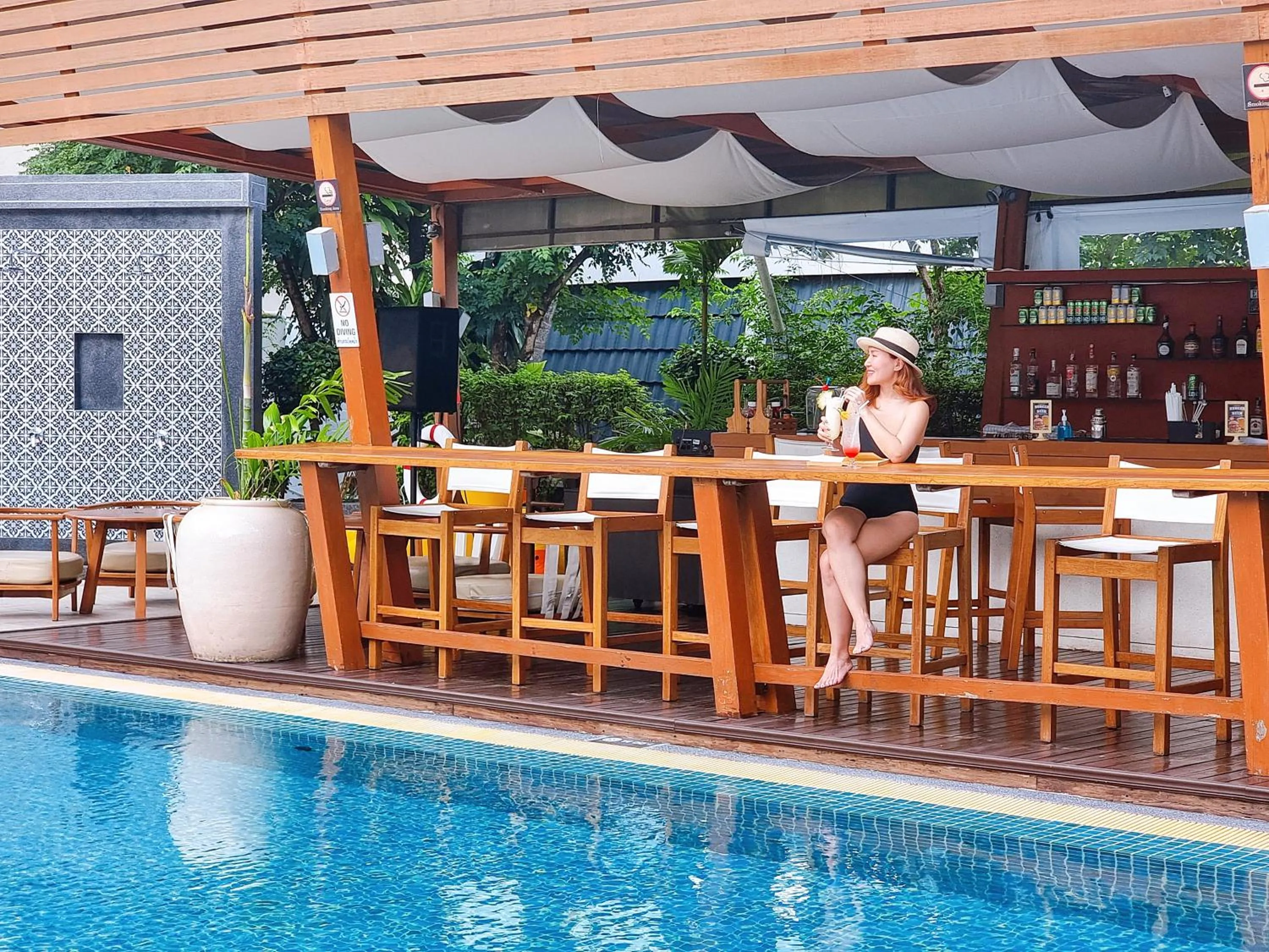 Lounge or bar in Sawaddi Patong Resort & Spa by Tolani