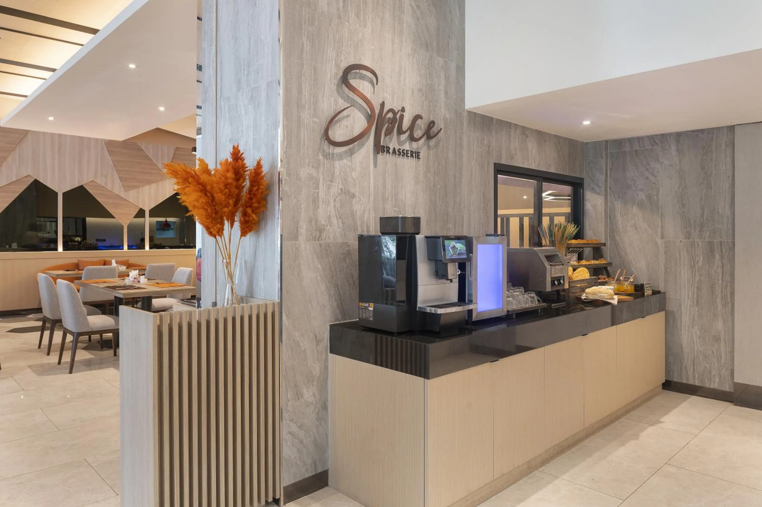 Restaurant/places to eat in PARKROYAL Suites Bangkok