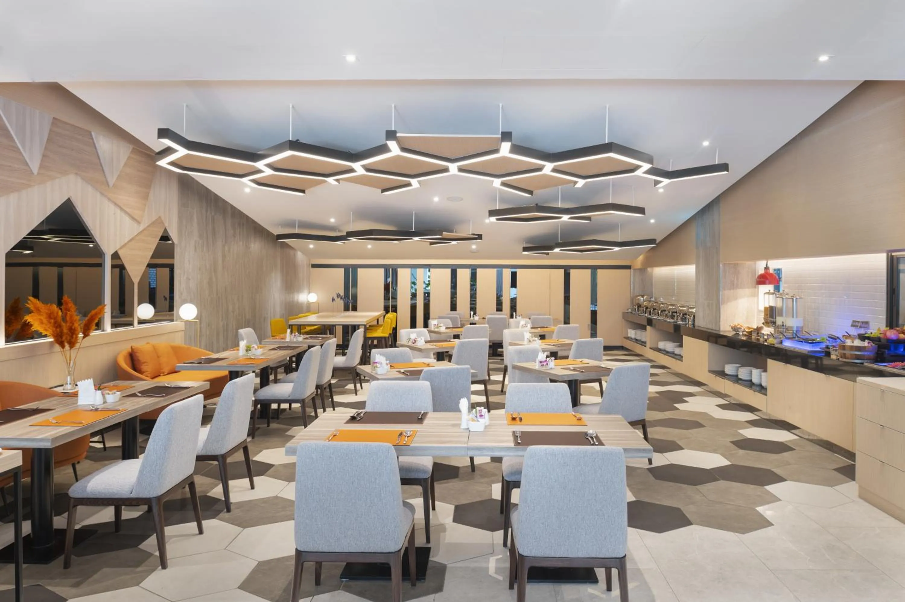 Restaurant/places to eat in PARKROYAL Suites Bangkok