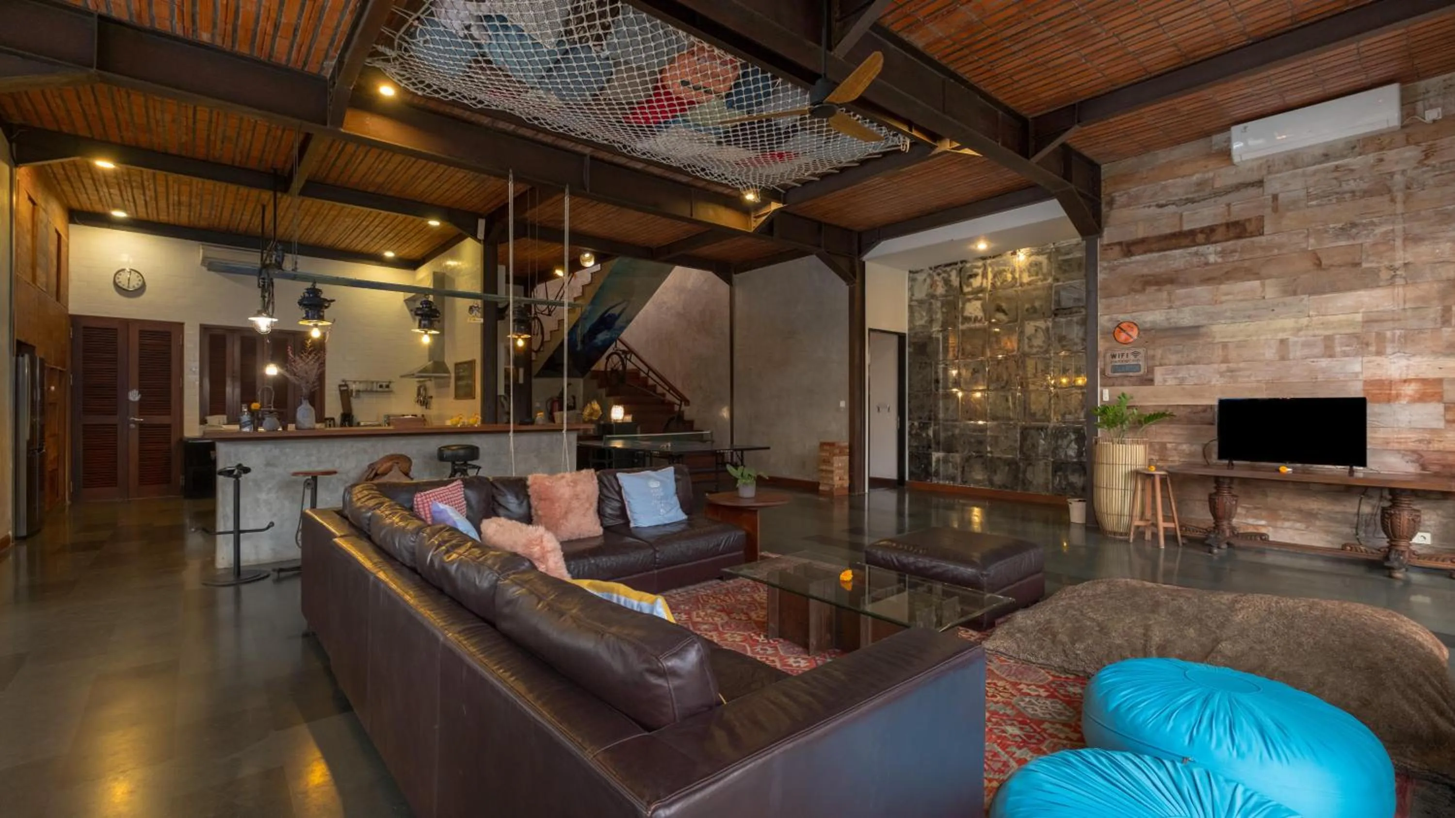 TV and multimedia in NicoNico Mansion by Villa Finder