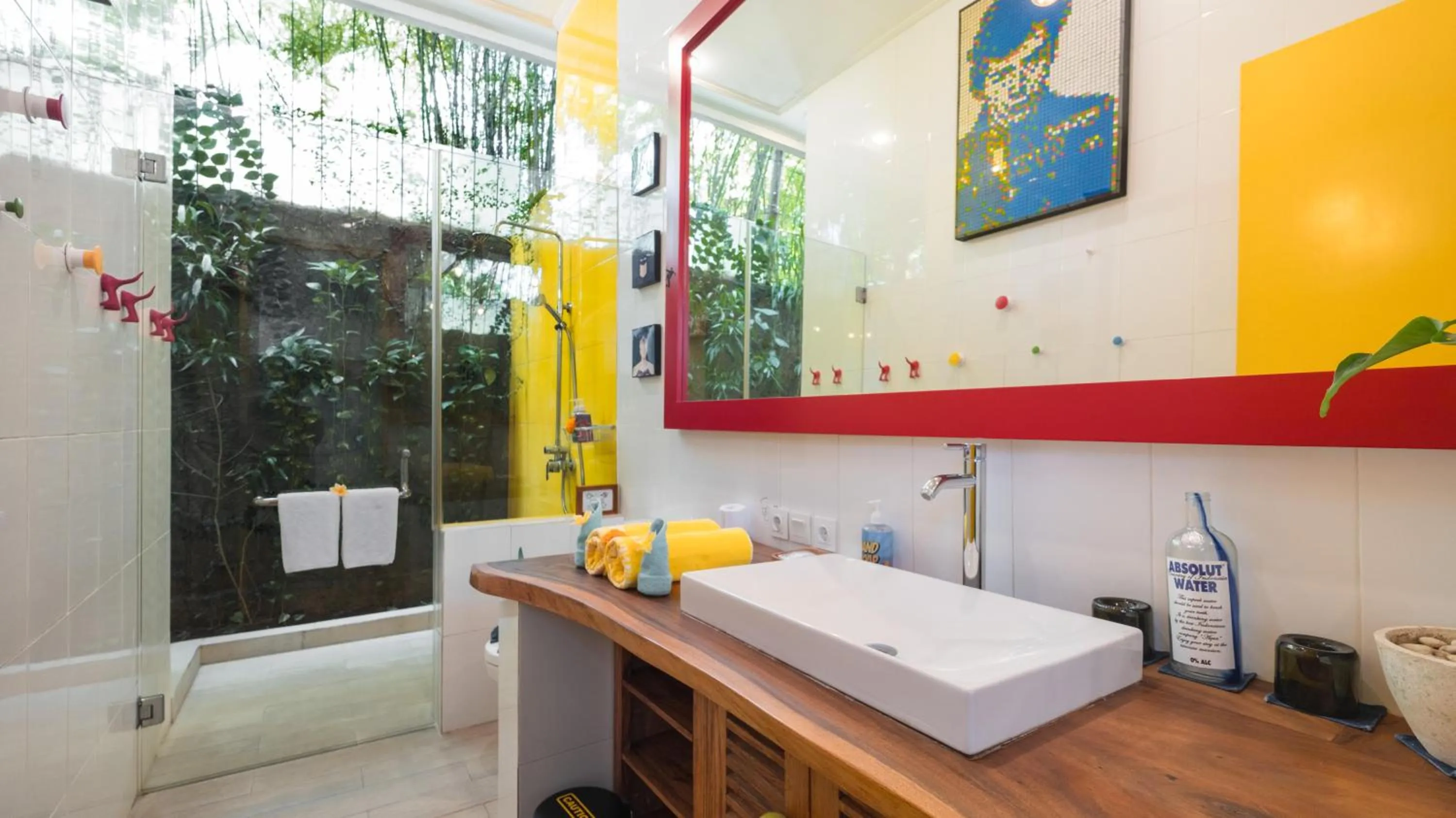 Shower in NicoNico Mansion by Villa Finder