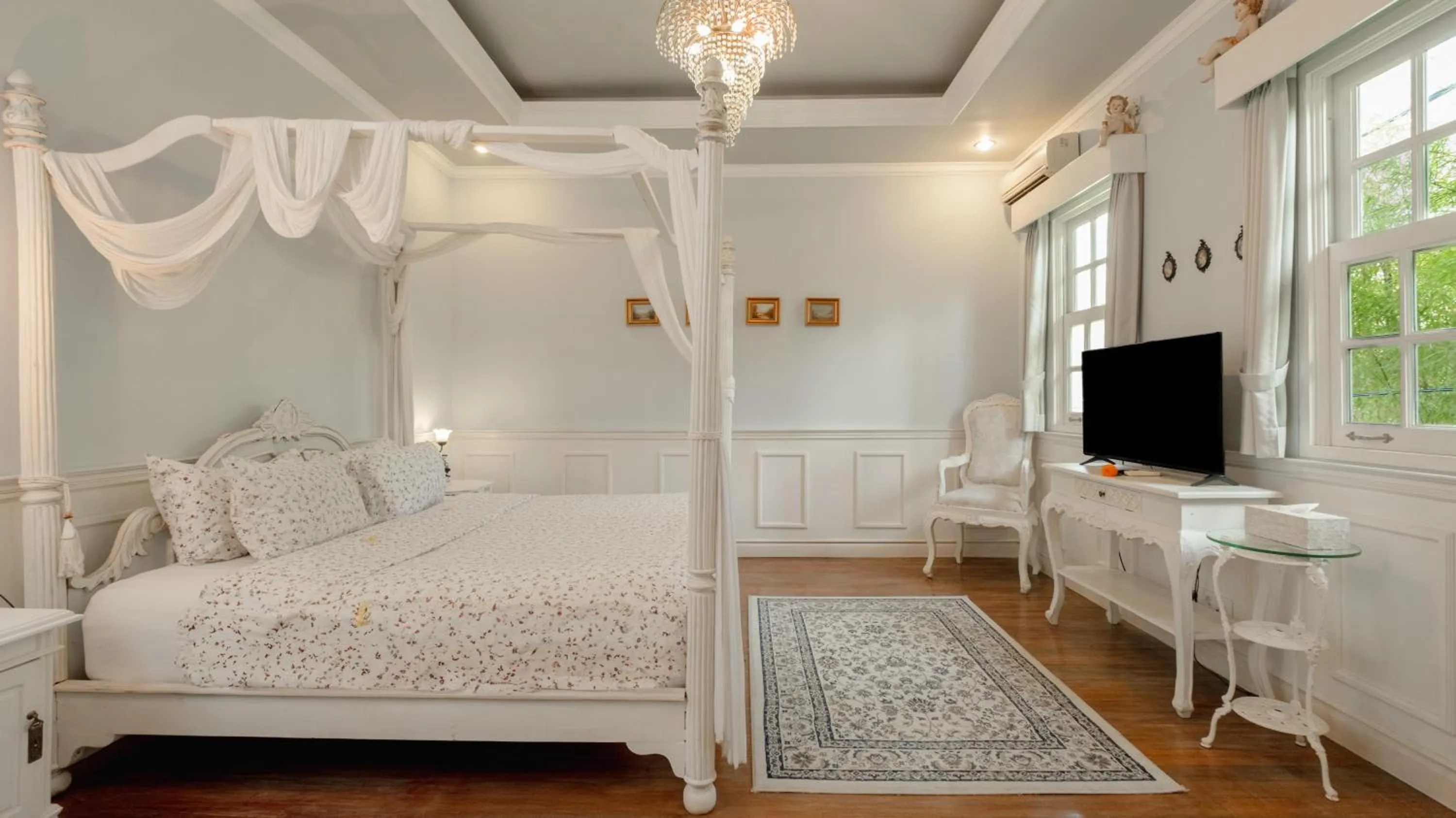 Bed in NicoNico Mansion by Villa Finder