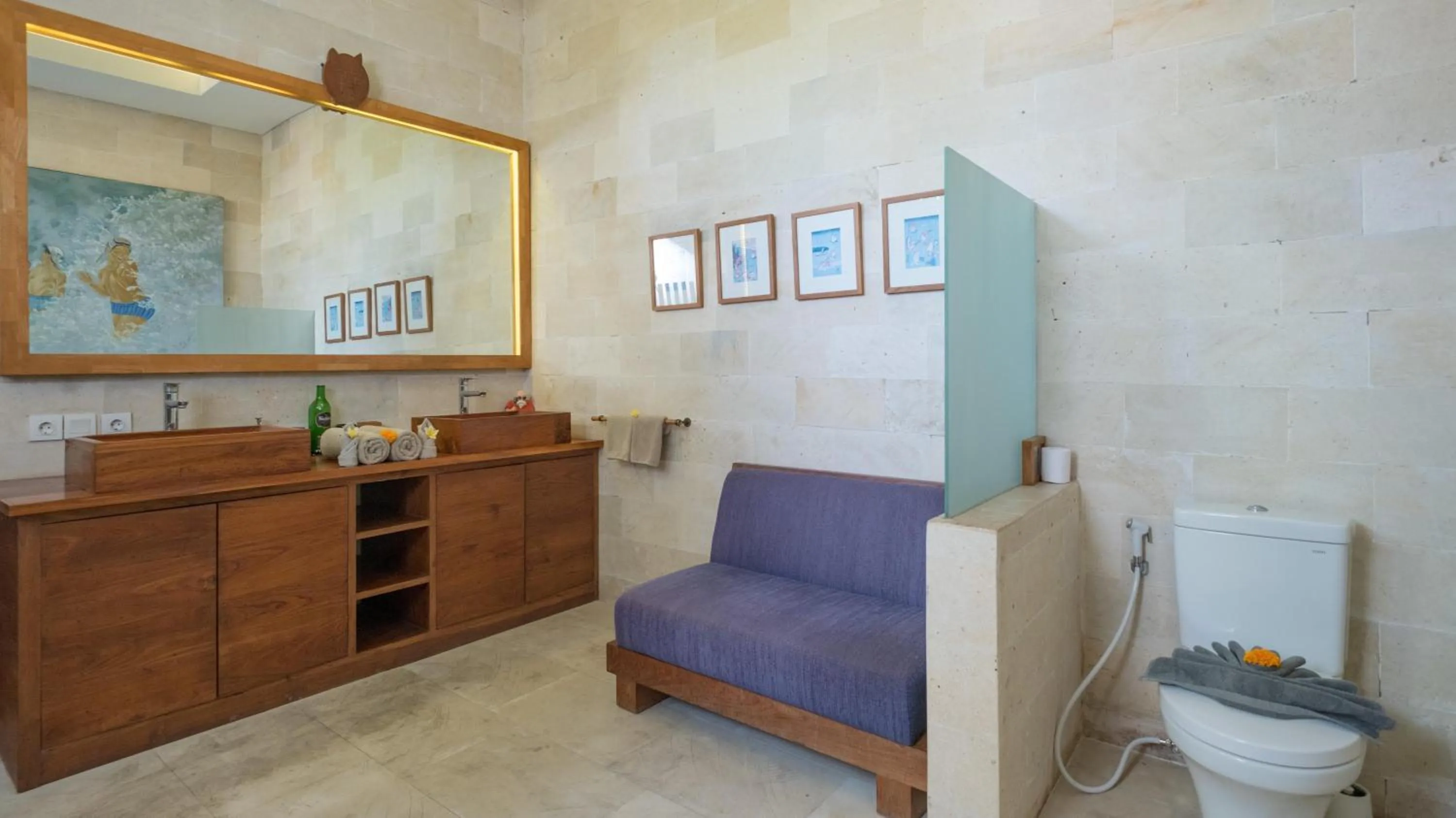 Toilet in NicoNico Mansion by Villa Finder