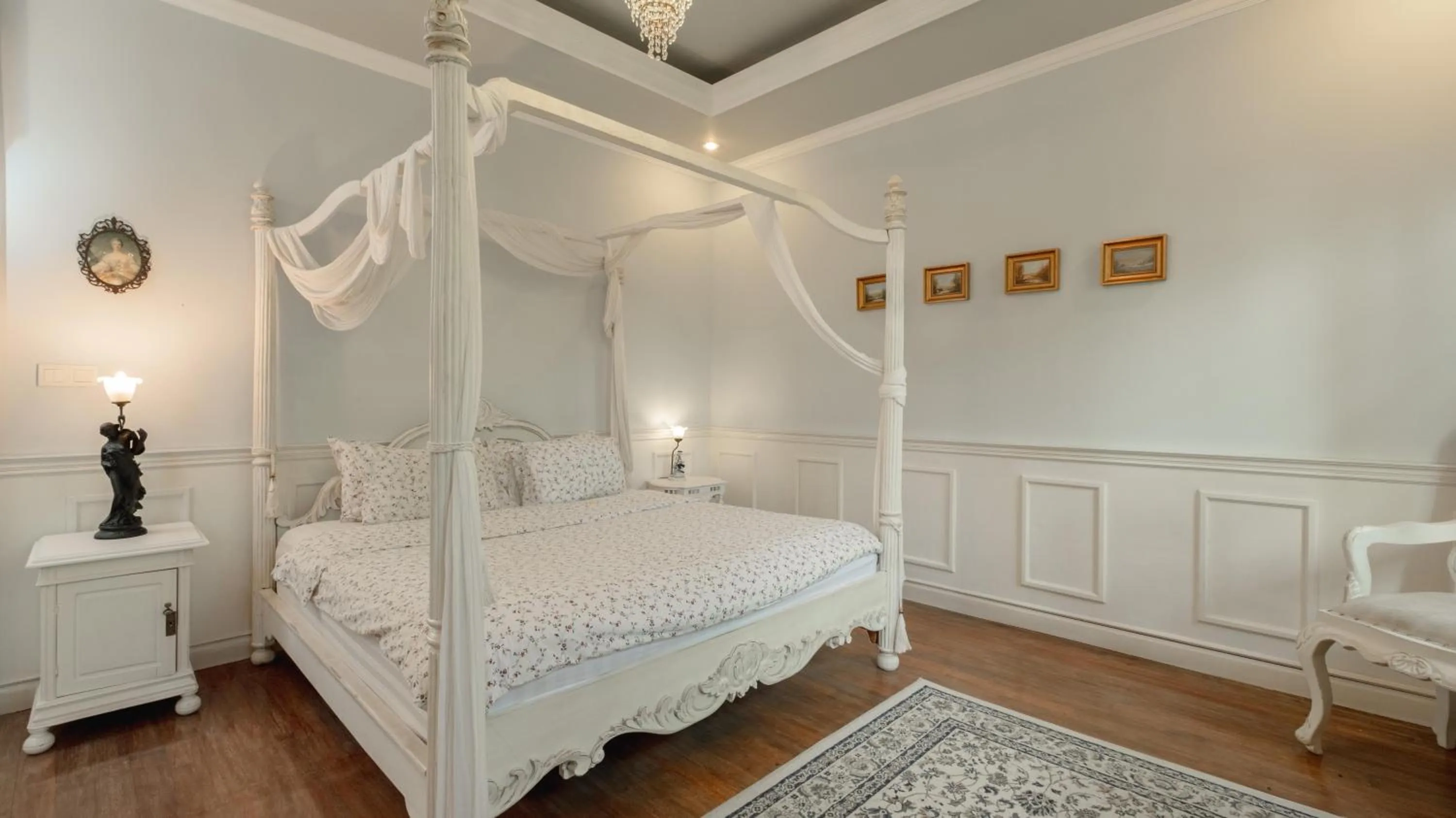 Bed in NicoNico Mansion by Villa Finder