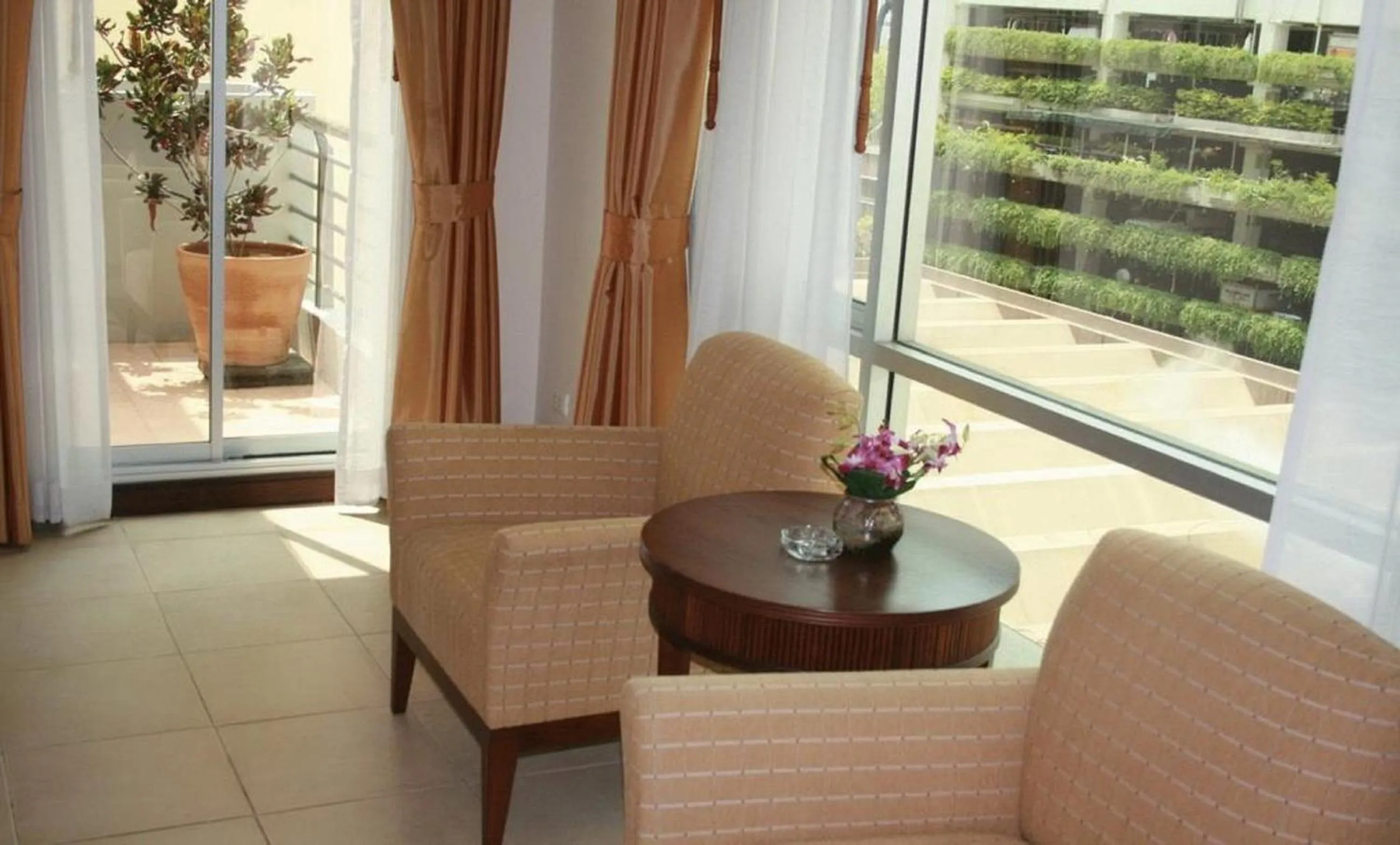 Seating area in De Arni Hotel (SHA Extra Plus)