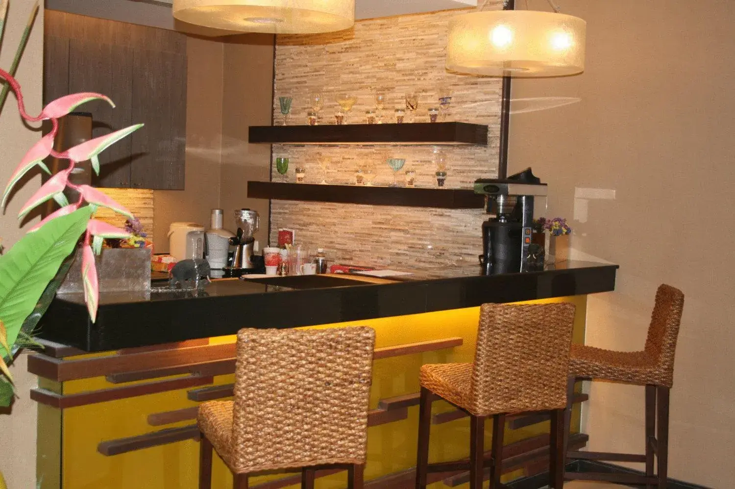 Lounge or bar, Kitchen/Kitchenette in De Arni Hotel (SHA Extra Plus) Lounge or bar, Kitchen/Kitchenette in De Arni Hotel (SHA Extra Plus)