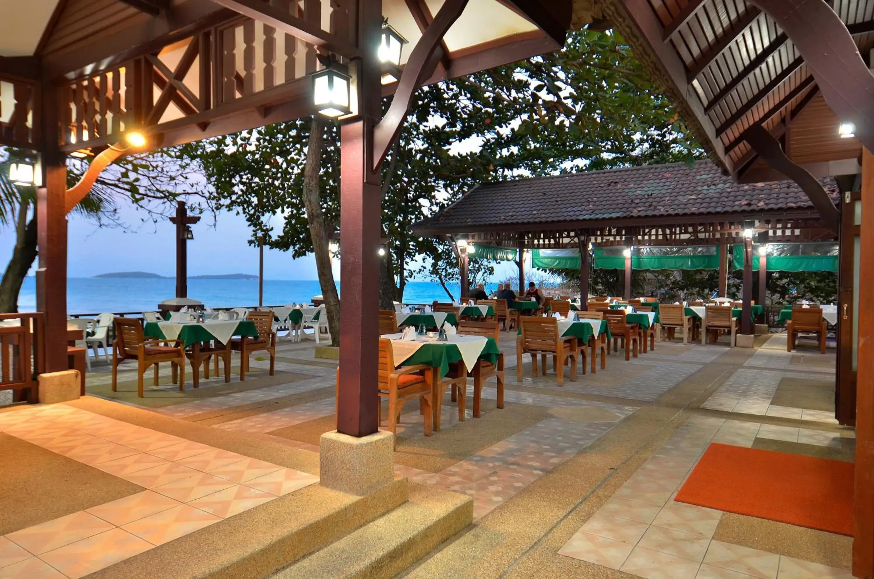 Restaurant/places to eat in First Bungalow Beach Resort Restaurant/places to eat in First Bungalow Beach Resort