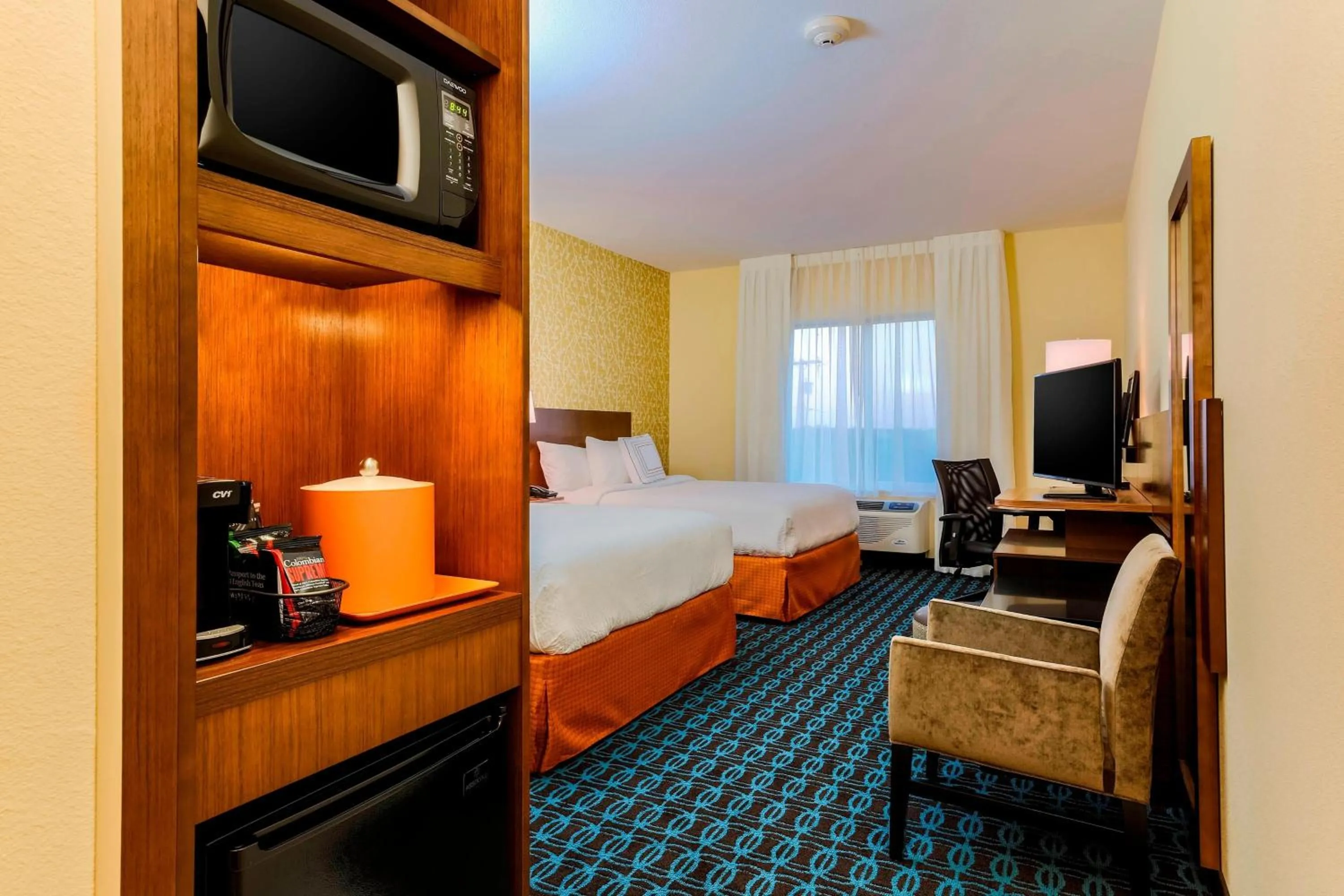 Photo of the whole room, Bed in Fairfield Inn & Suites by Marriott Snyder
